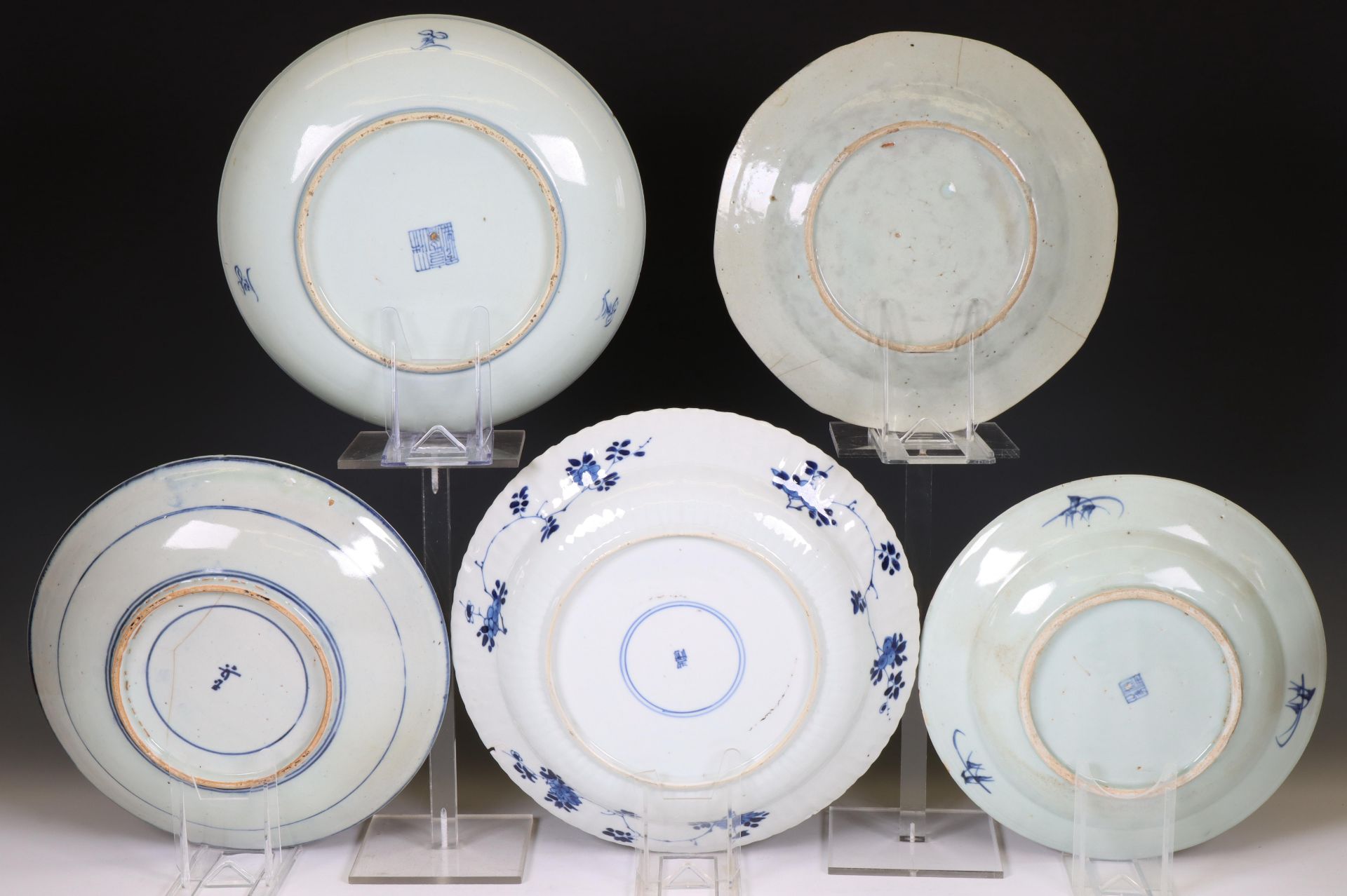 China, a collection of blue and white porcelain dishes, 18th century and later, - Bild 2 aus 2