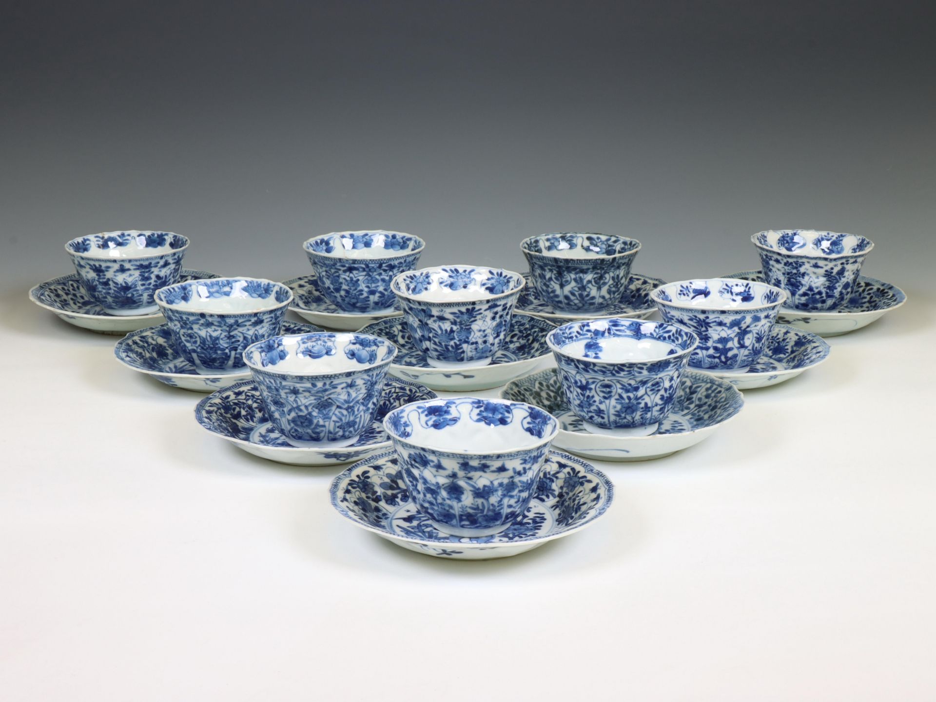 China, a set of ten blue and white porcelain cups and twelve saucers, Kangxi period (1662-1722), - Image 2 of 7