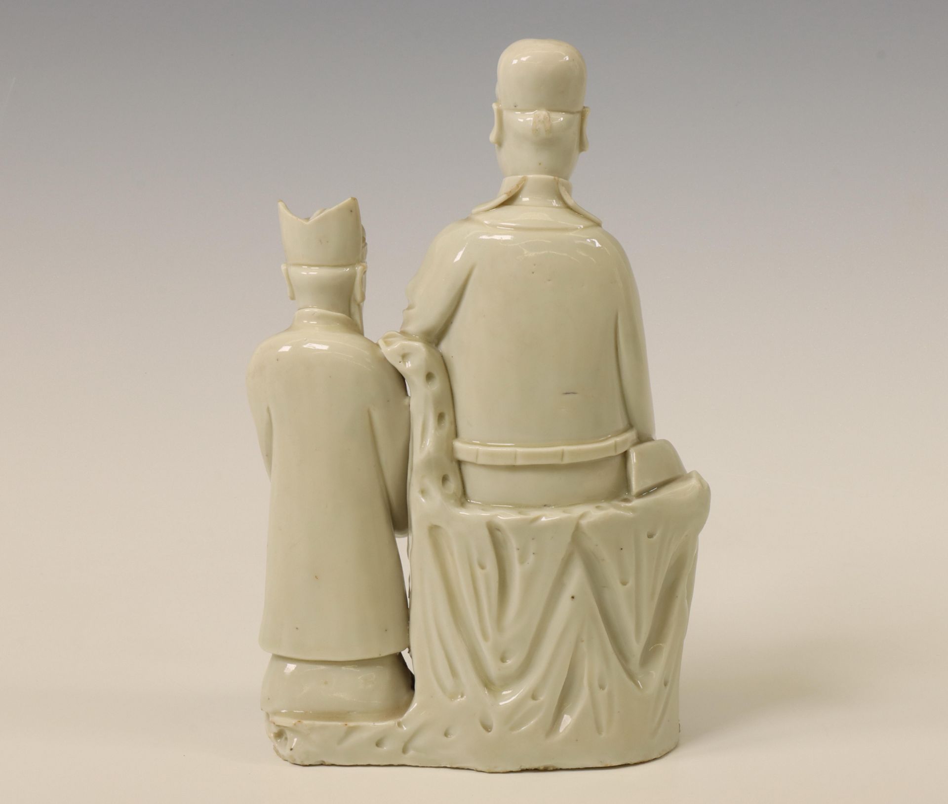 China, a Dehua porcelain group, late Qing dynasty (2644-1912), - Bild 2 aus 2