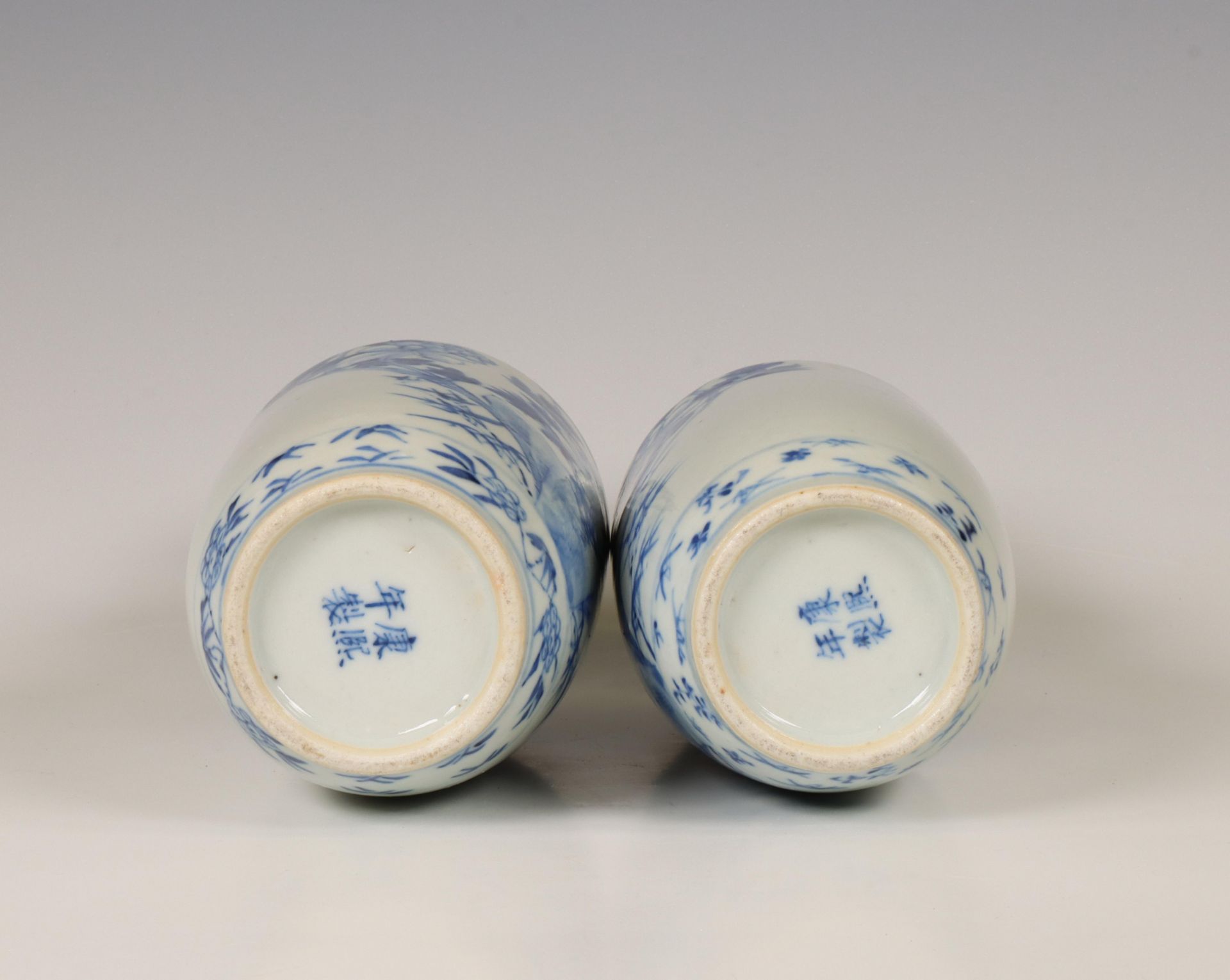 China, a pair of blue and white porcelain vases, 19th century, - Bild 2 aus 2