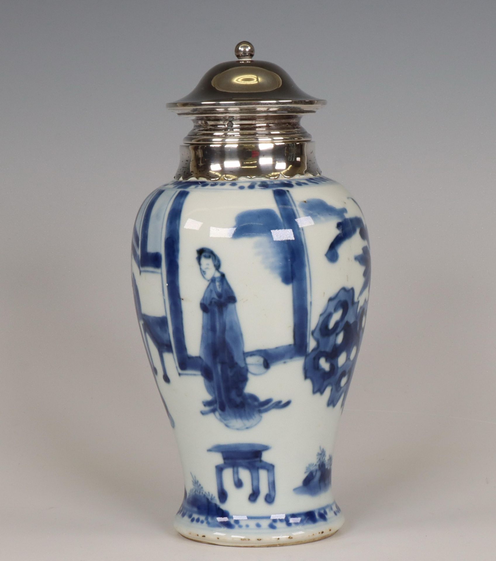 China, a silver-mounted blue and white porcelain vase, Kangxi period (1662-1722), the silver Van Kem - Bild 2 aus 7
