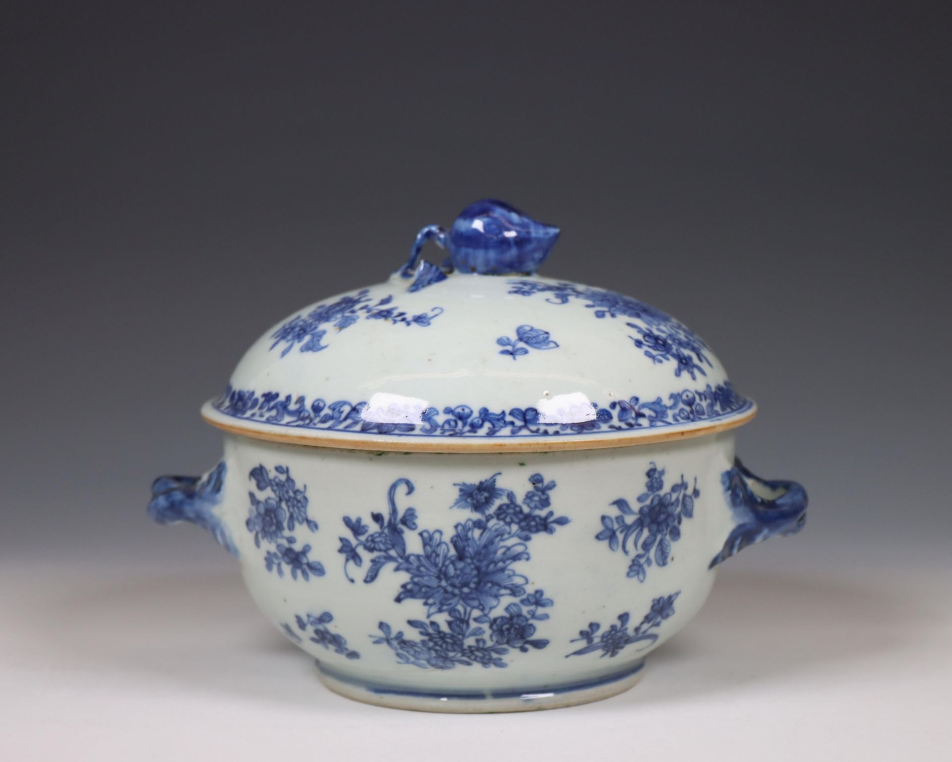 China, a blue and white porcelain circular tureen, Qianlong period (1736-1795),