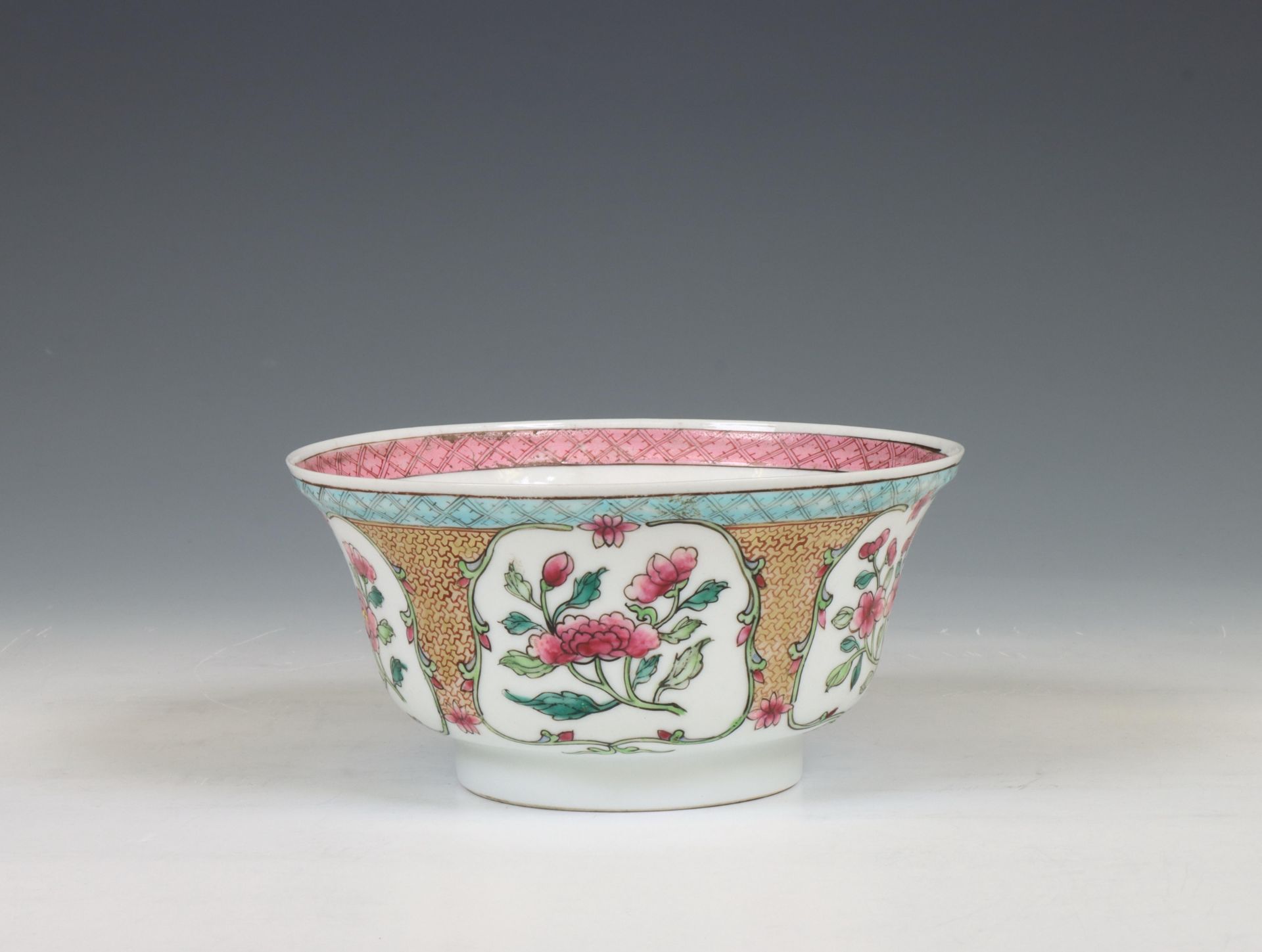 China, famille rose porcelain bowl, late Qing dynasty (1644-1912),