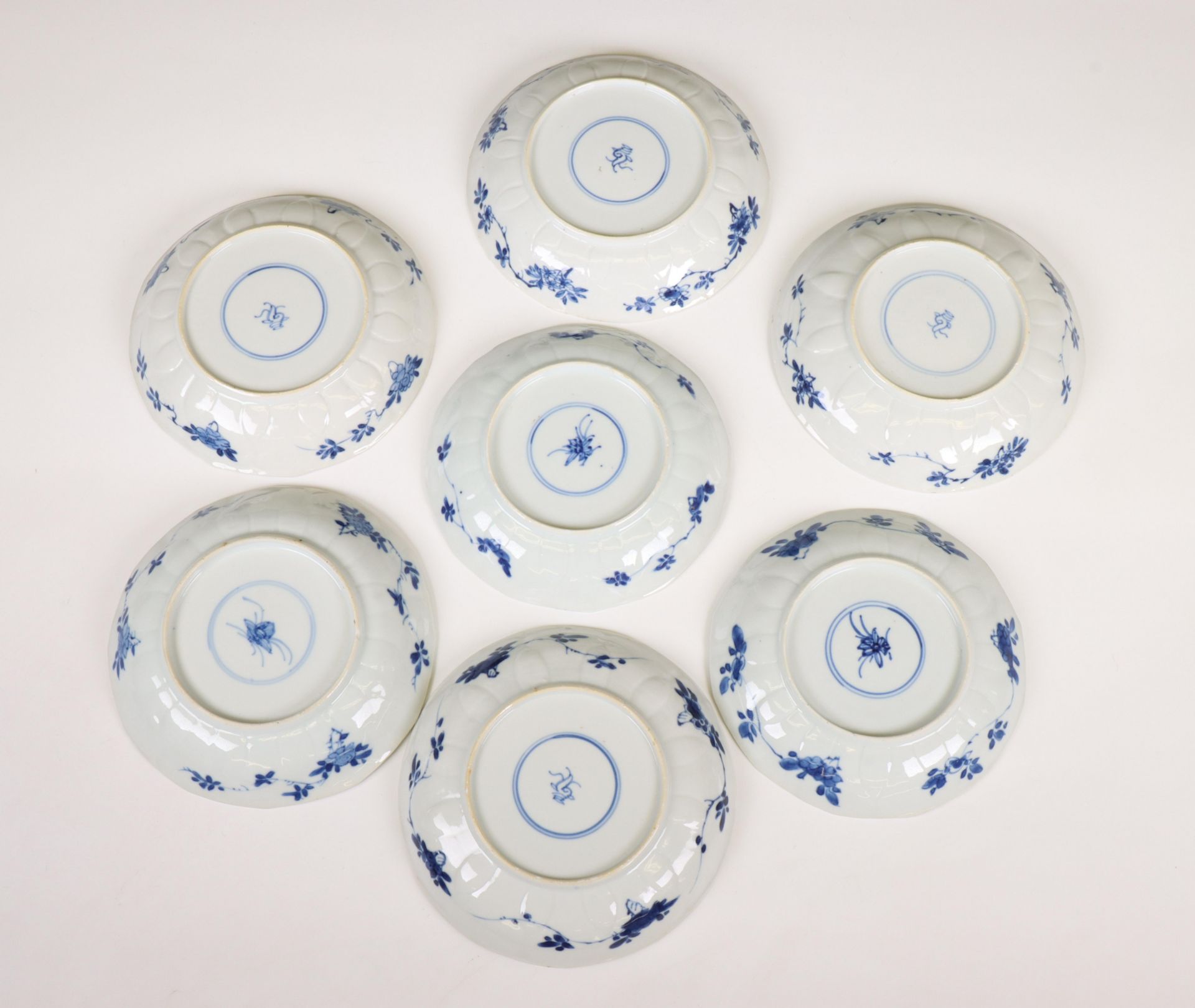 China, a set of six blue and white porcelain cups and seven saucers, Kangxi period (1662-1722), - Bild 2 aus 3