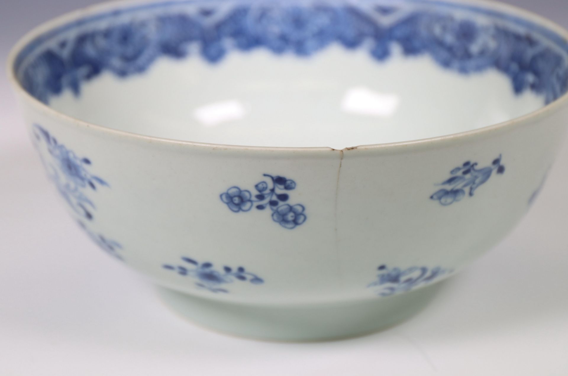 China, a collection of five blue and white porcelain bowls, Qianlong period (1736-1795), - Bild 3 aus 4