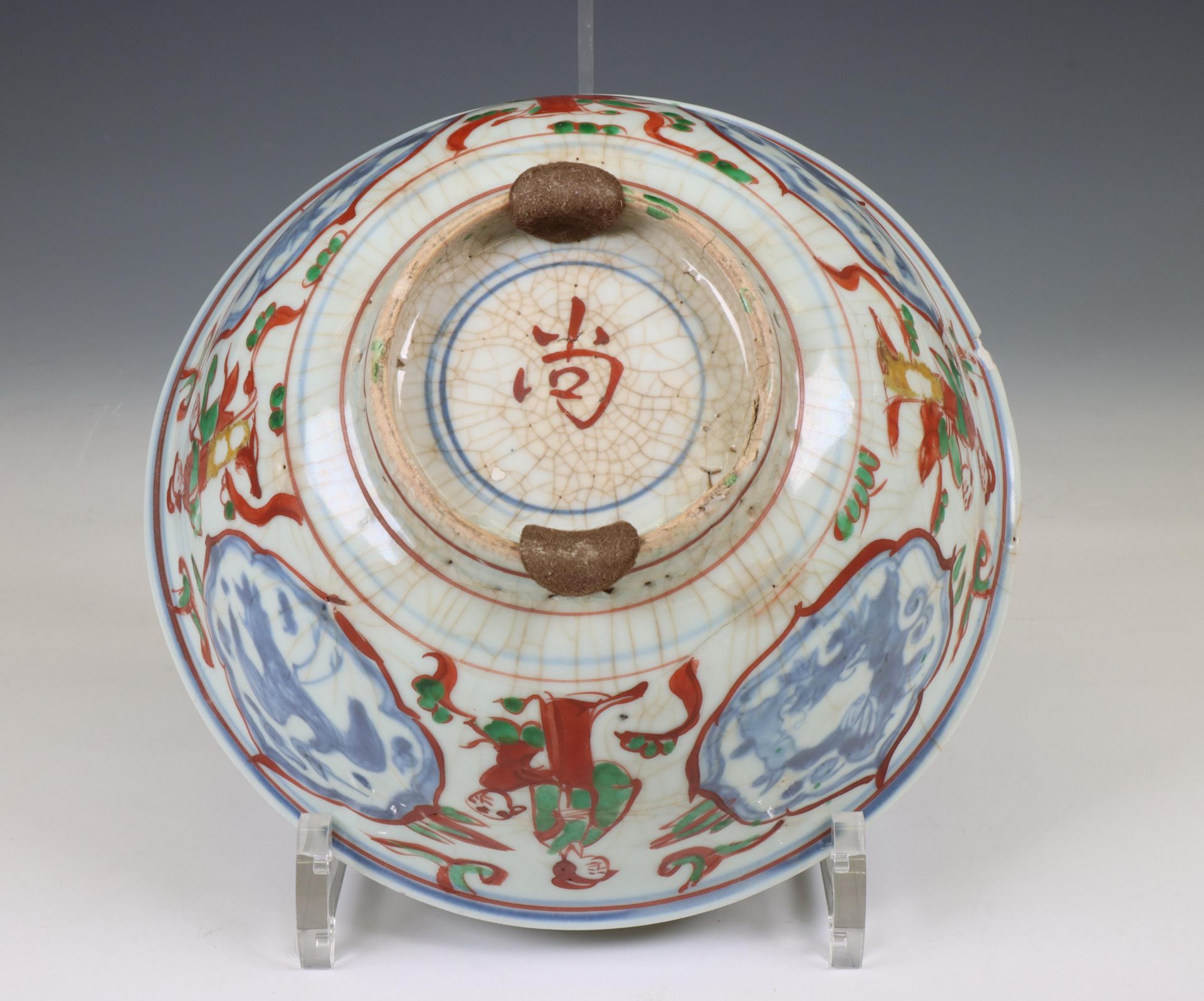 China, overdecorated blue and white porcelain bowl, circa 17th century and later, - Bild 2 aus 4