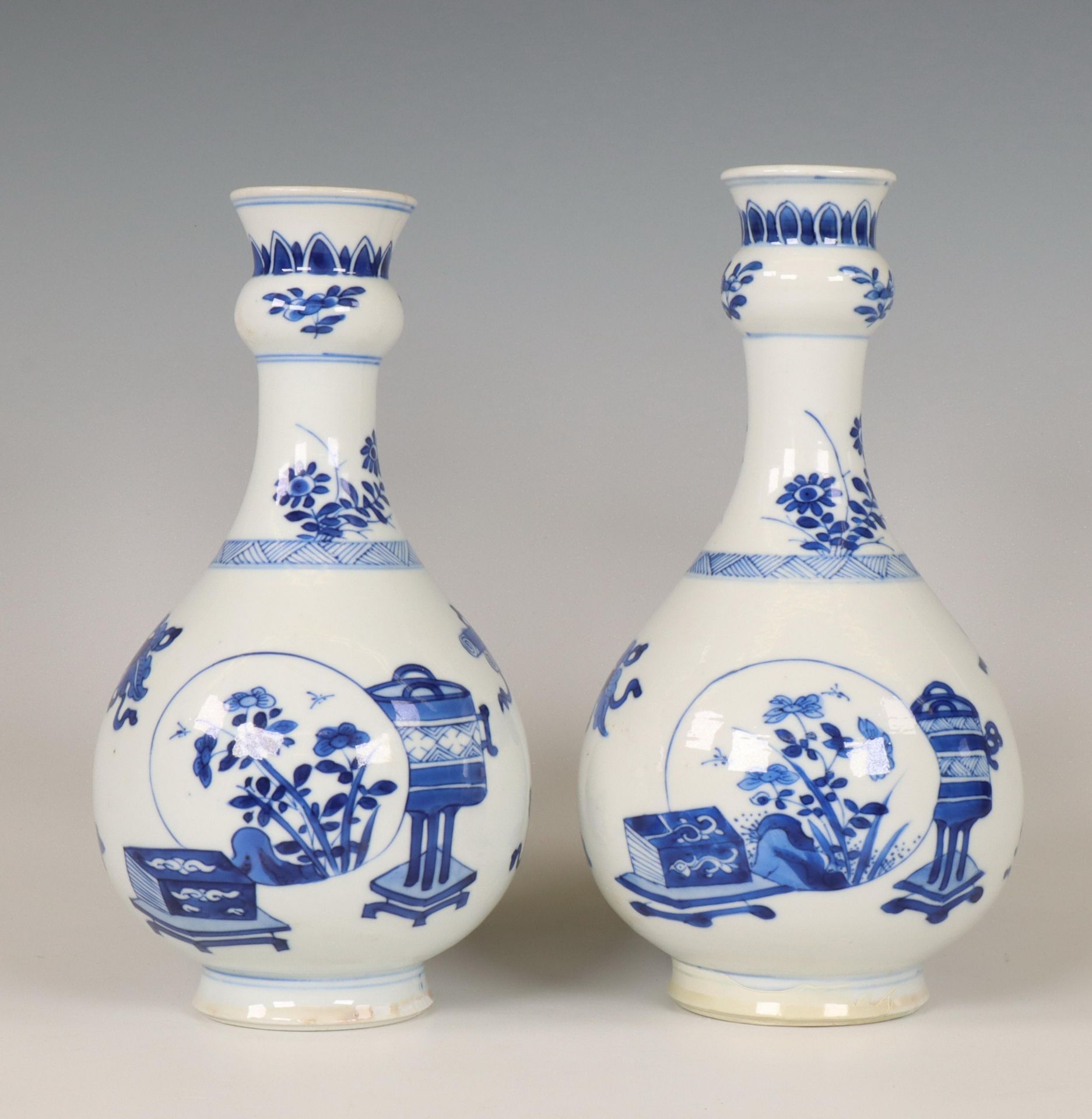 China, a pair of blue and white garlic-head vases, Kangxi period (1662-1722), - Image 3 of 8