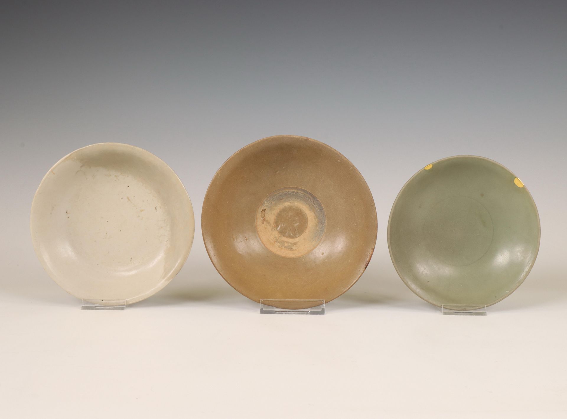 China, three various celadon-glazed bowls, Song dynasty (960-1279) and later, - Bild 3 aus 3