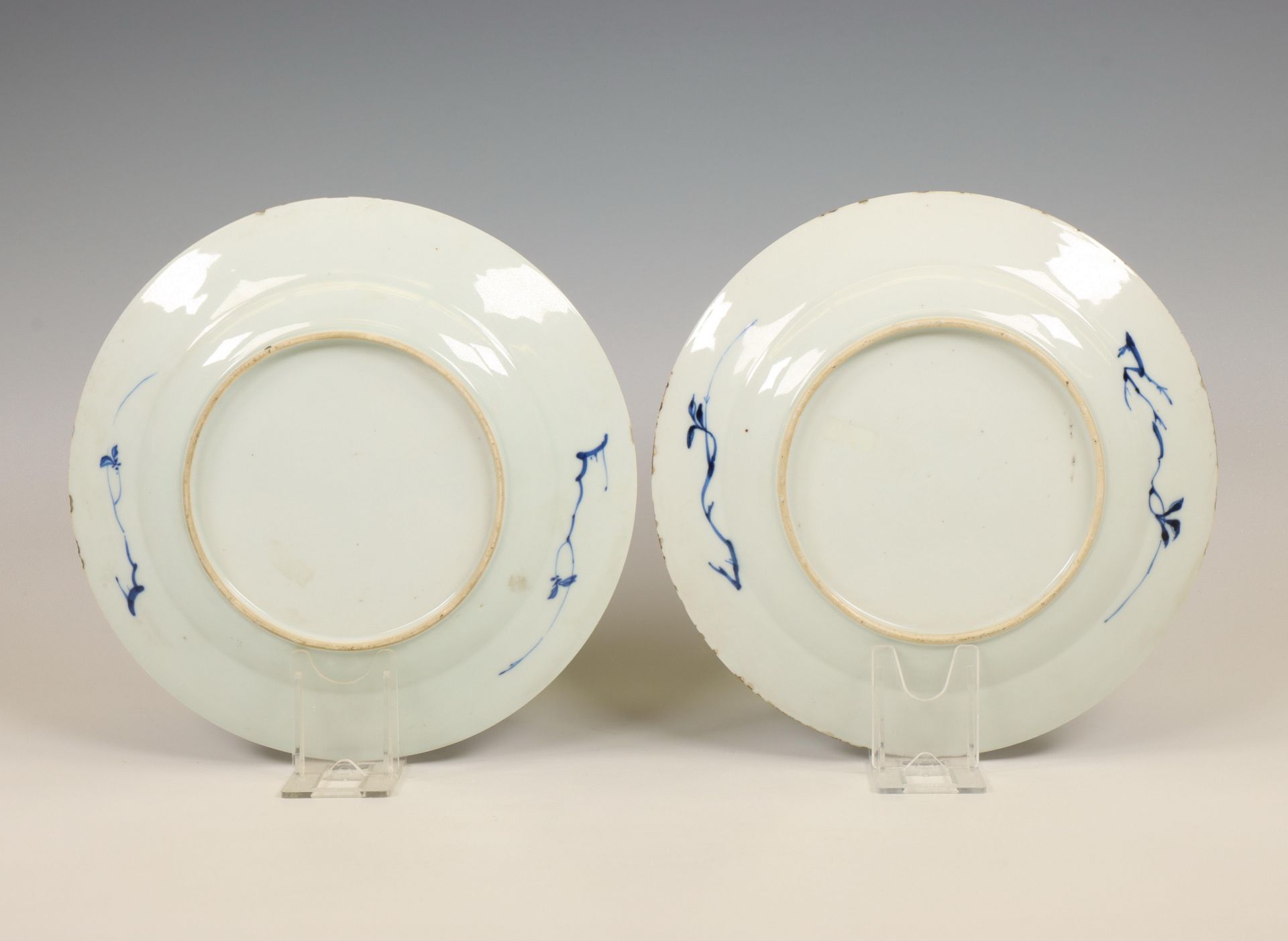 China, a pair of blue and white porcelain plates, 18th century, - Bild 3 aus 3