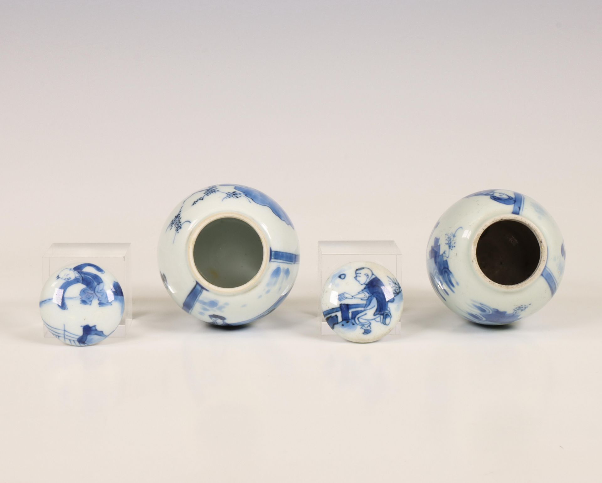 China, two blue and white porcelain tea-caddies and covers, Kangxi period (1662-1722), - Image 3 of 5