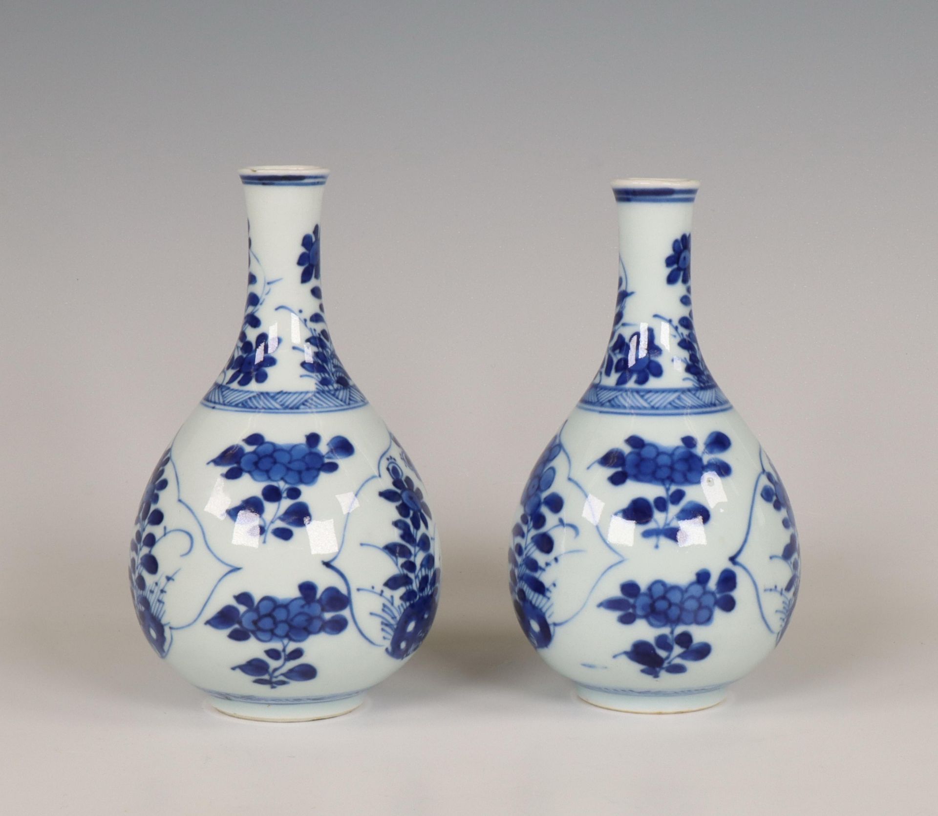 China, a pair of small blue and white porcelain bottle vases, Kangxi period (1662-1722), - Bild 7 aus 7