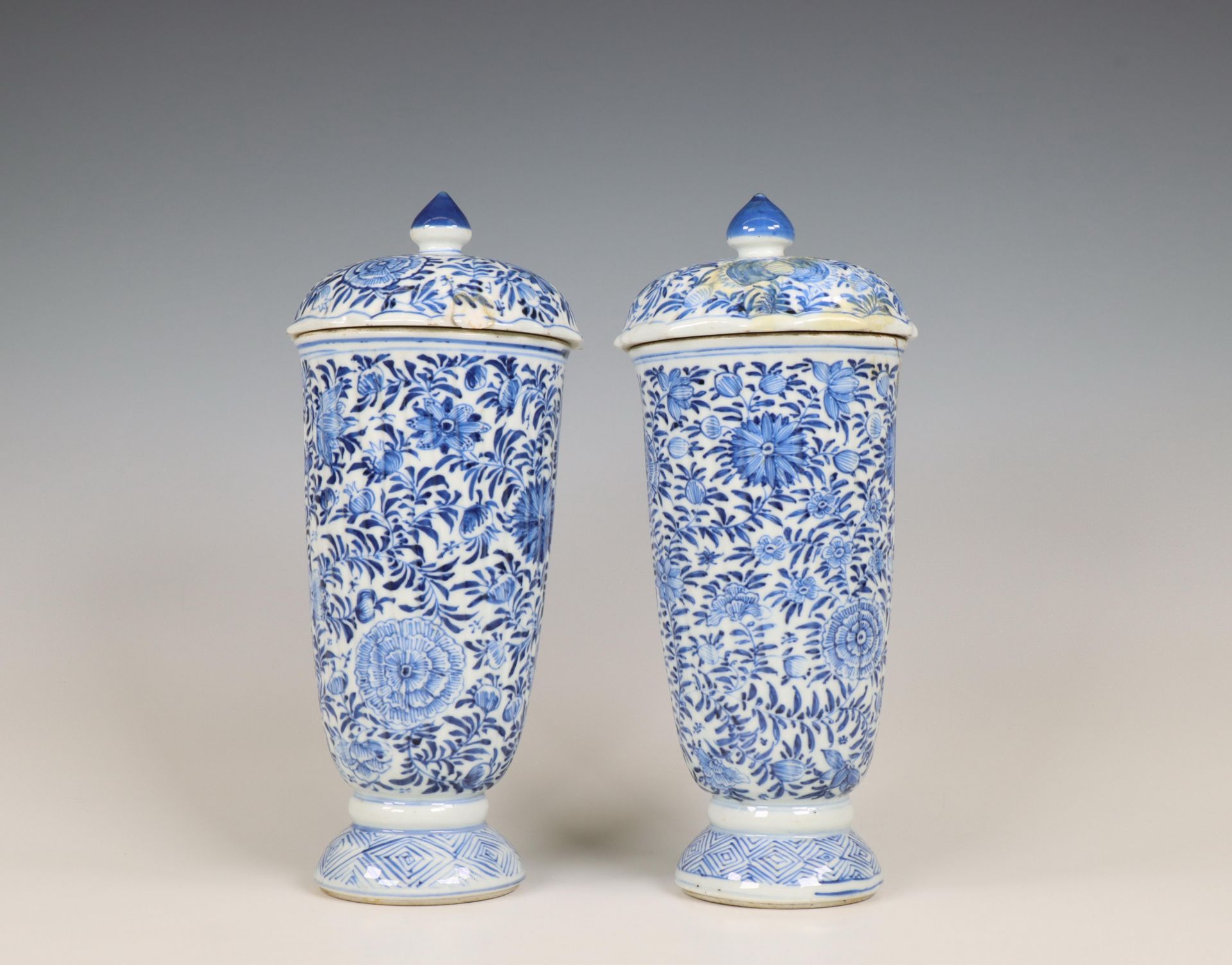 China, a pair of blue and white porcelain beaker vases and covers, Kangxi period (1662-1722), - Bild 2 aus 5