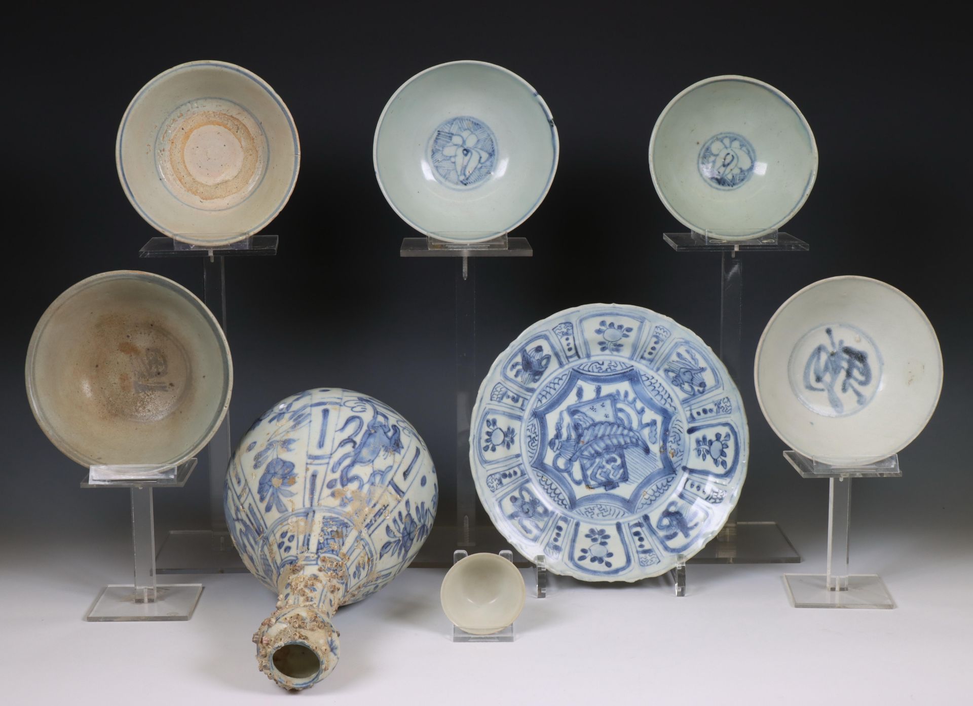 China, a collection of blue and white 'Hatcher Cargo' porcelain, mid 17th century, - Bild 3 aus 3