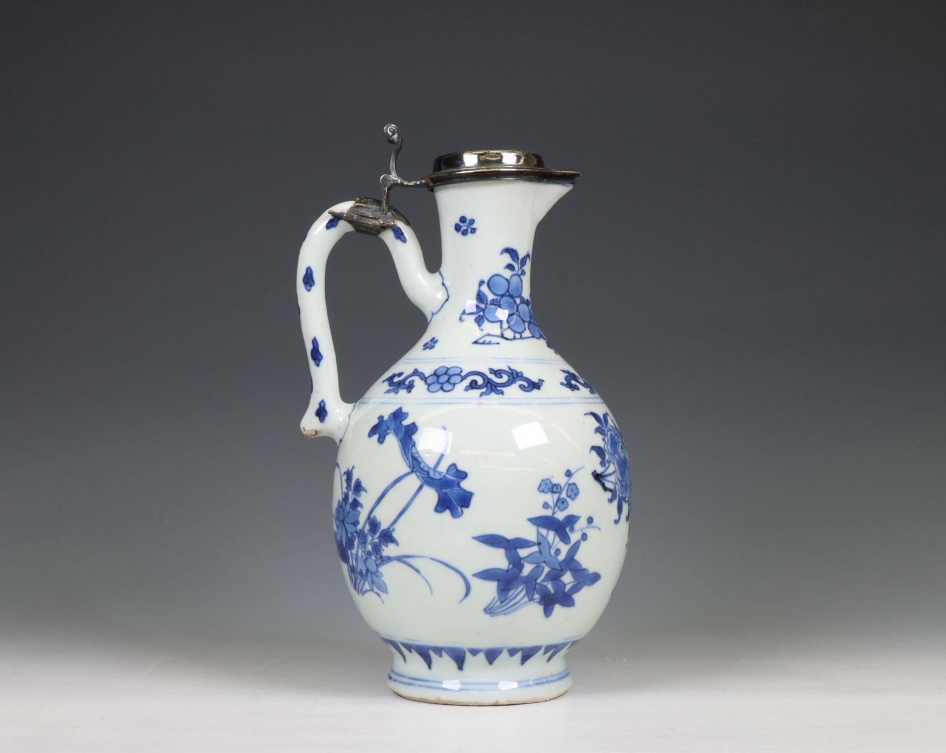 China, a Transitional silver-mounted blue and white porcelain ewer, mid 17th century, the silver lat - Bild 2 aus 6