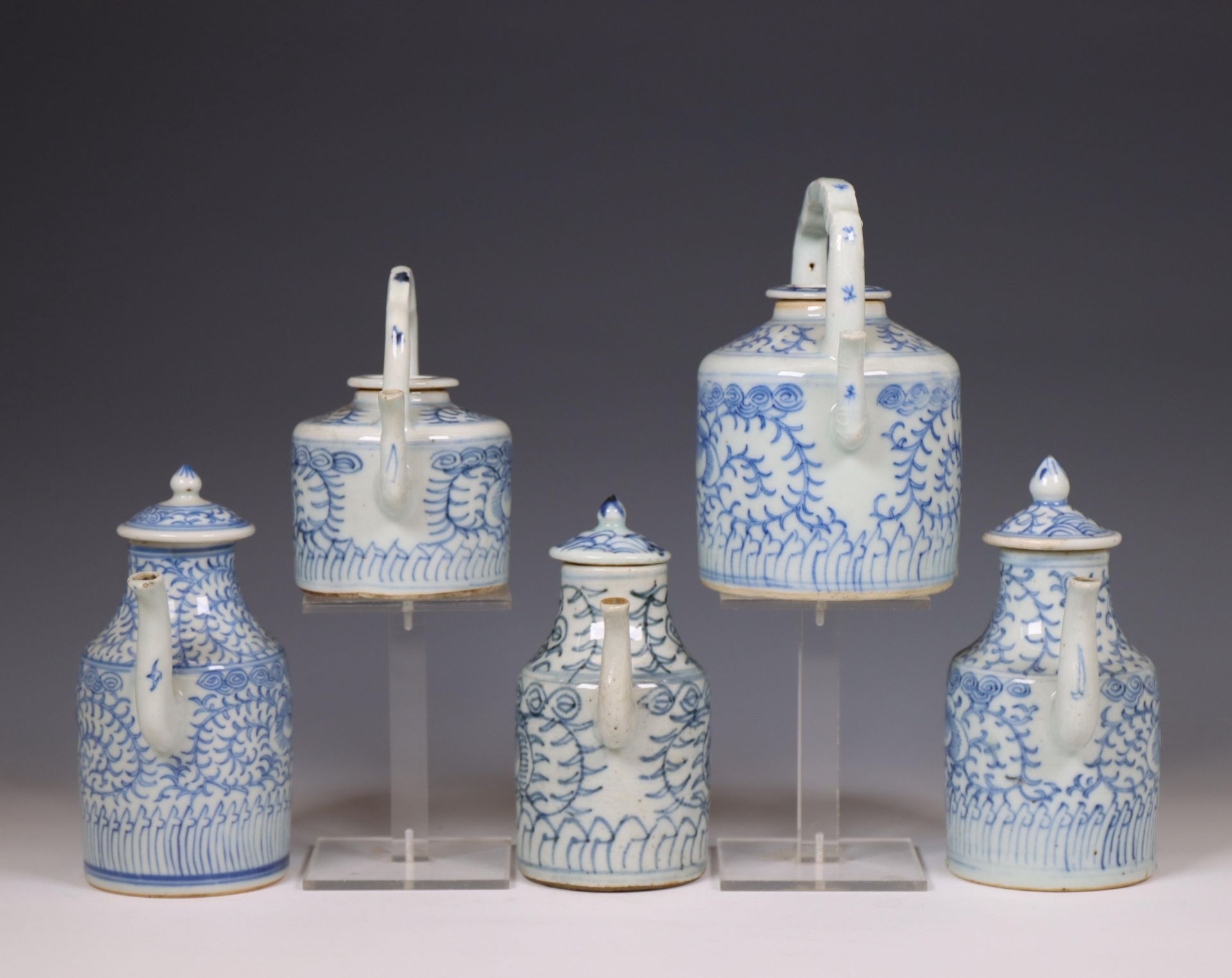 China, four soft paste blue and white 'one hundred boys' jarlets and covers, 19th century, - Bild 6 aus 11