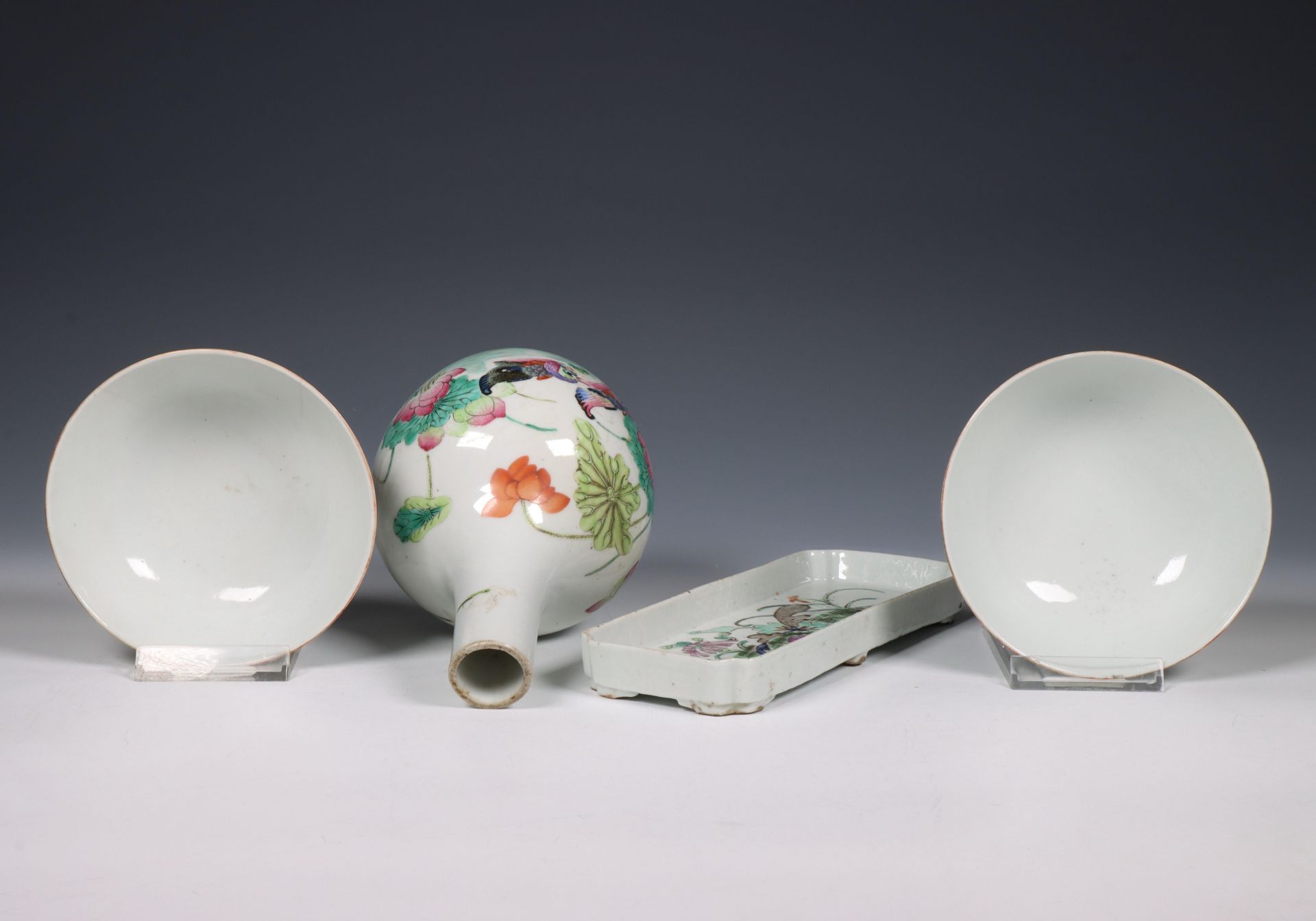 China, a small collection of famille rose porcelain, 20th century, - Bild 2 aus 4