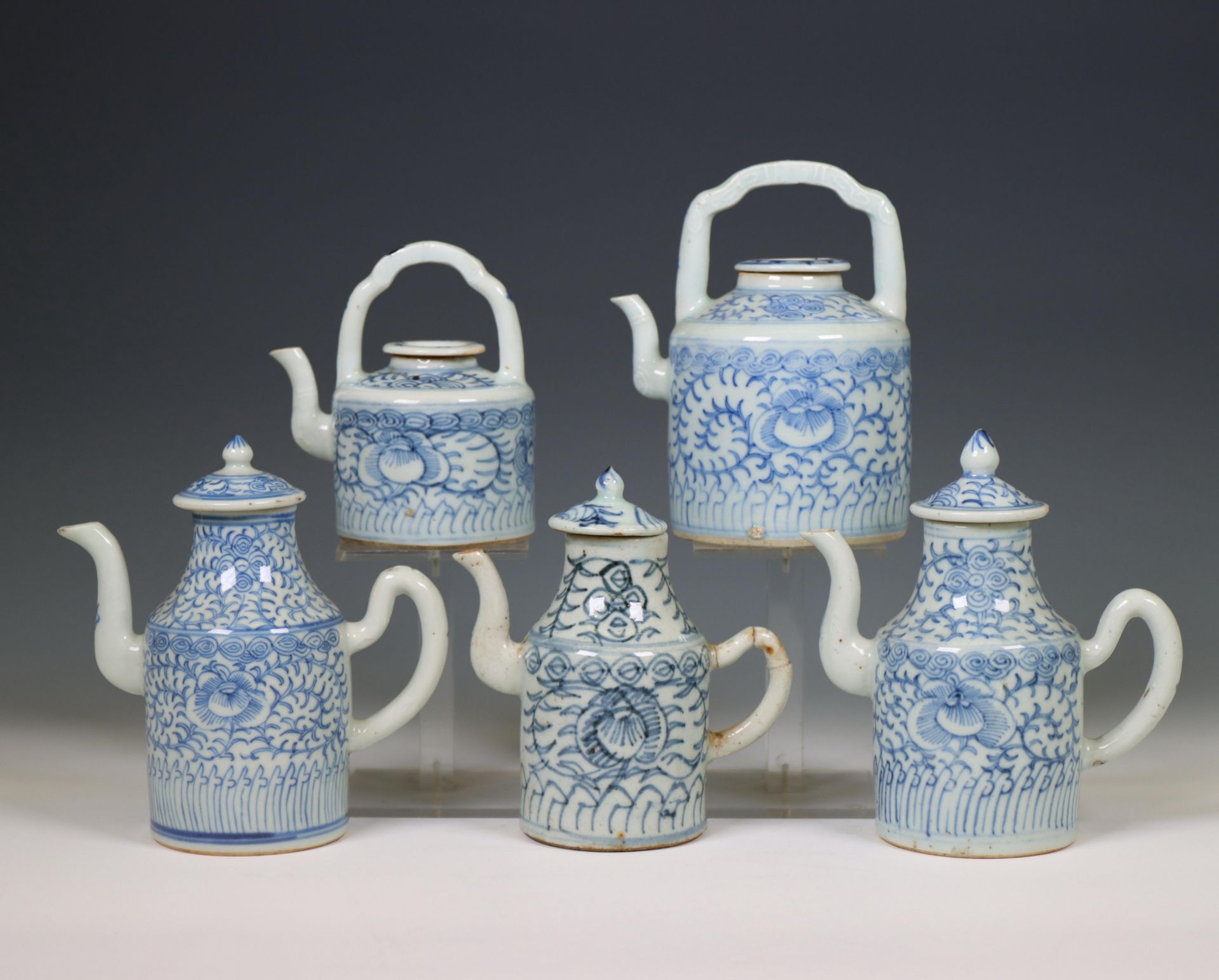 China, a collection of five blue and white porcelain teapots and milk-jugs and covers, 20th century, - Bild 4 aus 4