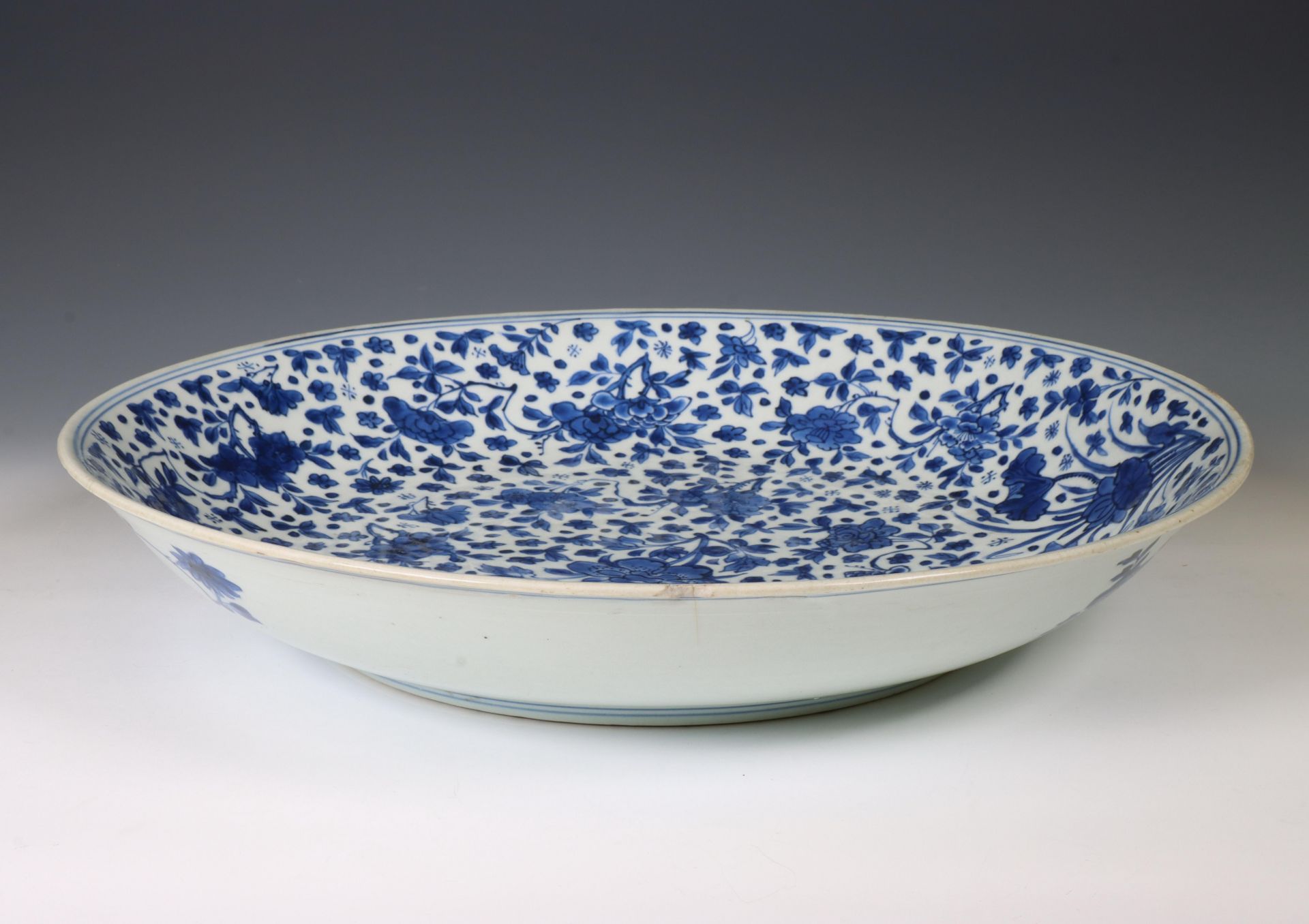 China, large blue and white porcelain floral dish, 18th-19th century, - Bild 2 aus 3