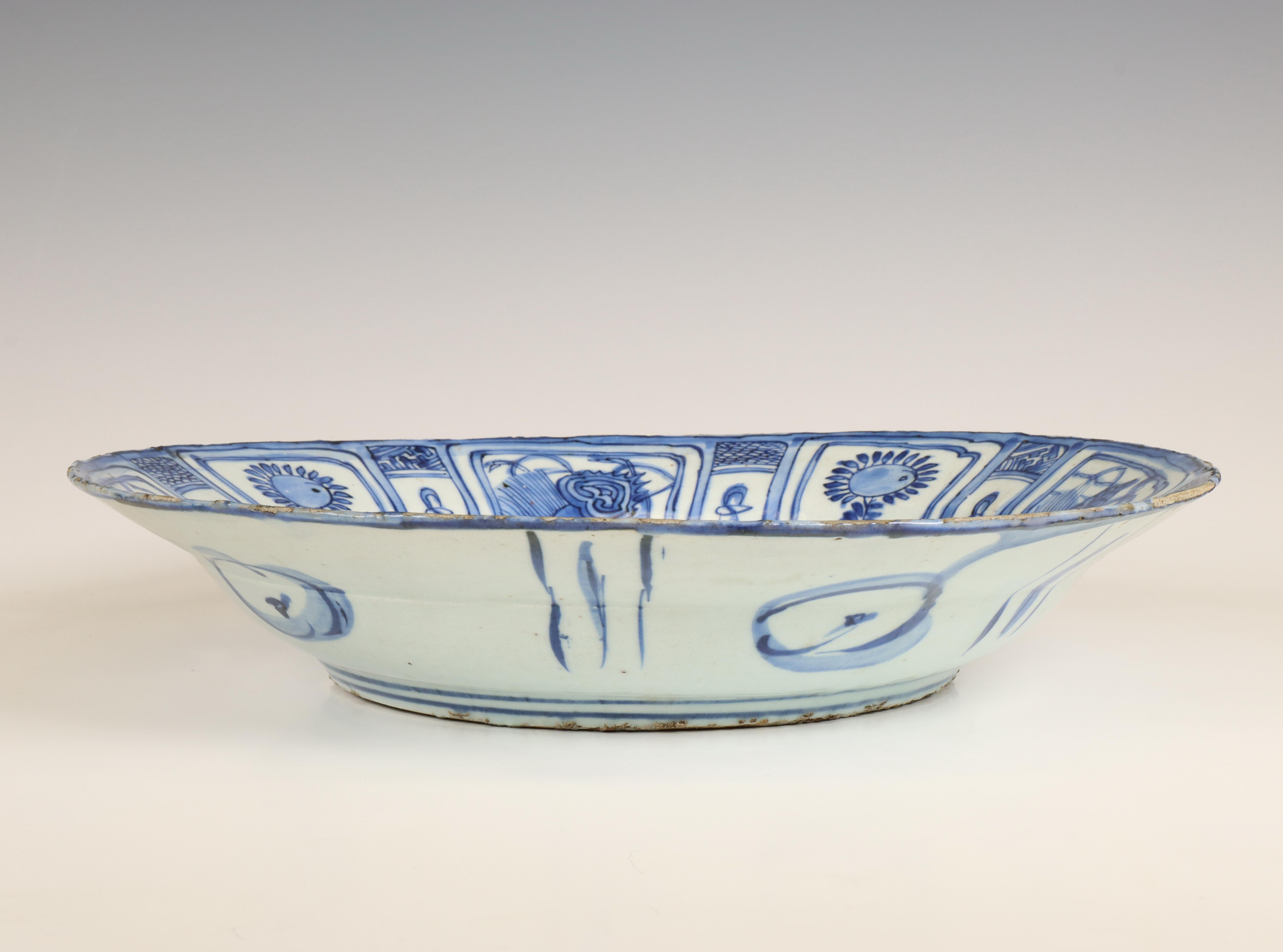 China, blue and white 'kraak porselein' dish, Wanly period (1573-1619), - Image 2 of 3