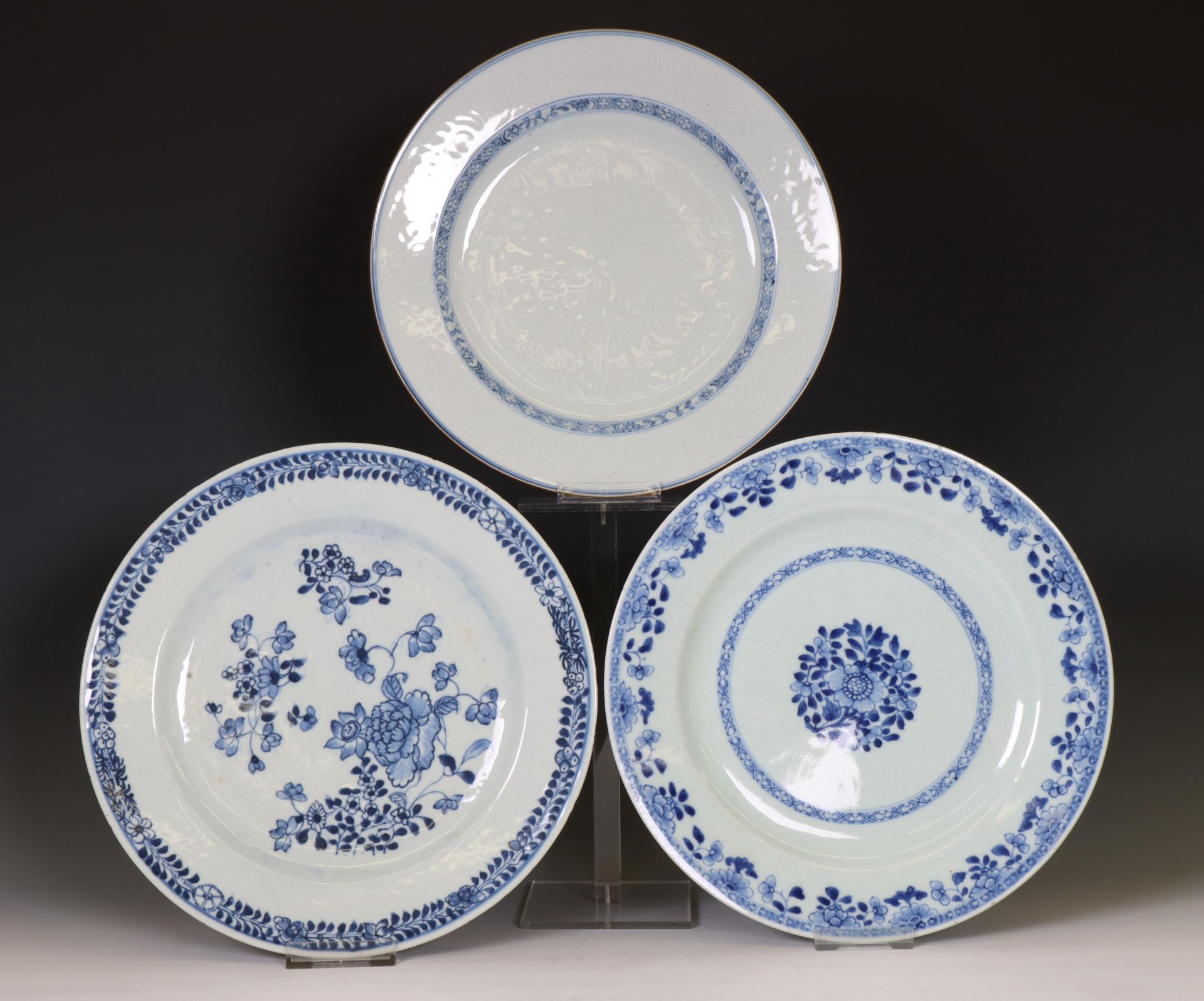 China, a collection of large blue and white porcelain plates, Qianlong period (1736-1795), - Bild 3 aus 3