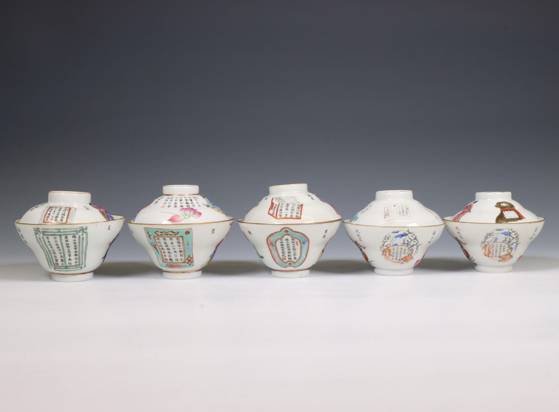 China, a collection of famille rose porcelain 'Wu Shuang Pu' ogee-form cups, covers and saucers, 19t - Bild 4 aus 8