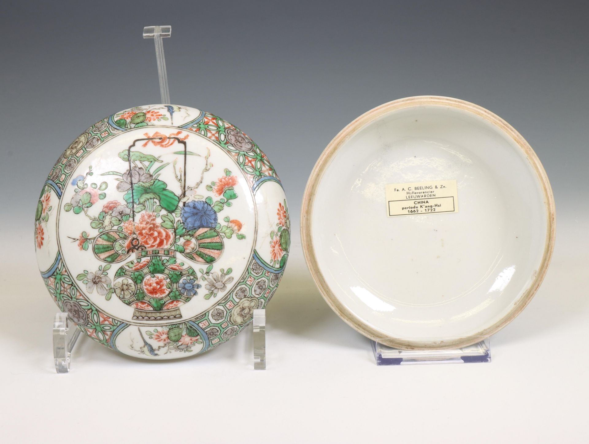 China, a famille verte porcelain circular box and cover, Kangxi period (1662-1722), - Bild 2 aus 10