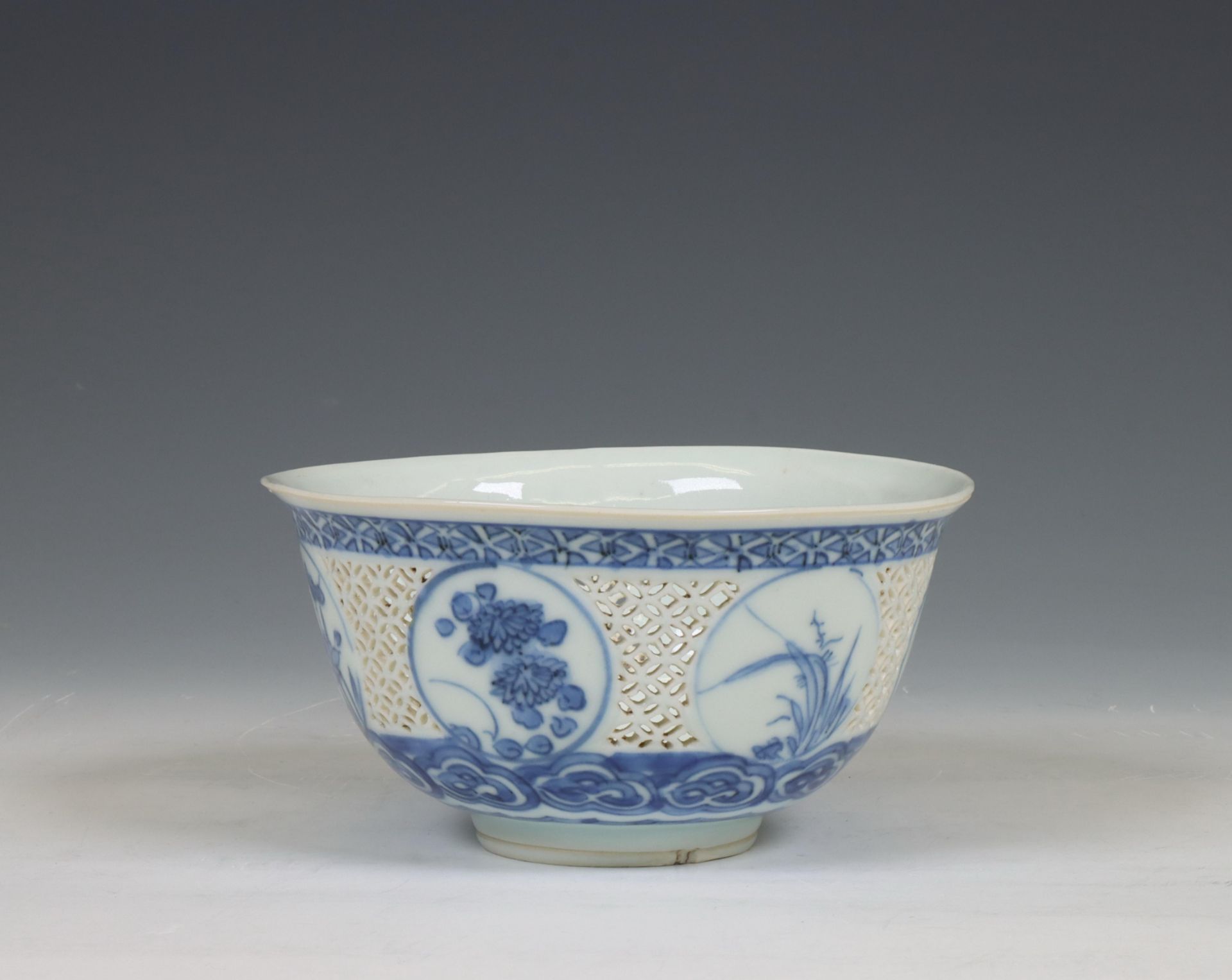China, a blue and white porcelain openworked bowl, 18th century, - Bild 6 aus 6