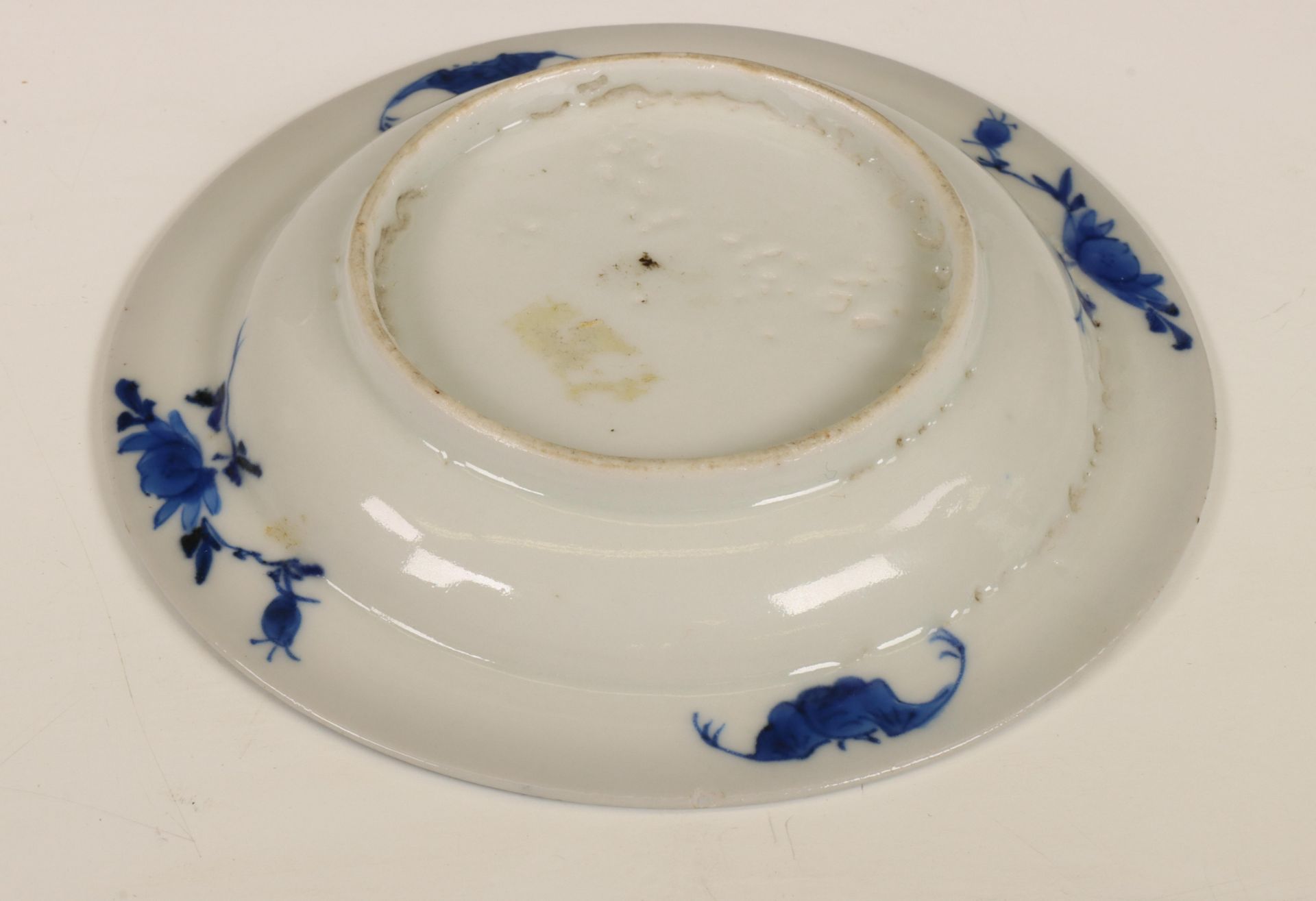 China, a pair of blue and white porcelain saucers, 17th-18th century, - Bild 2 aus 3