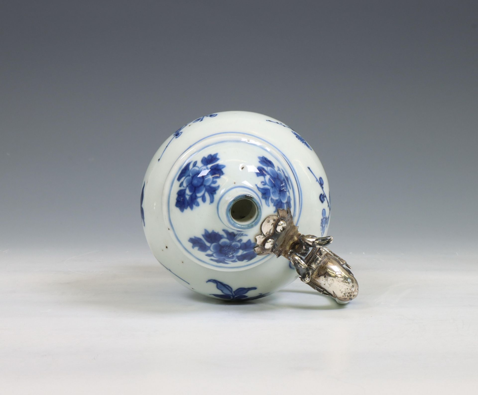 China, a Transitional silver-mounted blue and white mustard-pot and associated cover, mid 17th centu - Image 4 of 6