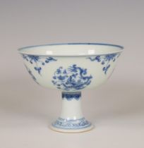 China, a blue and white porcelain 'dragon' stem cup, 19th/ 20th century,