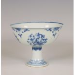 China, a blue and white porcelain 'dragon' stem cup, 19th/ 20th century,