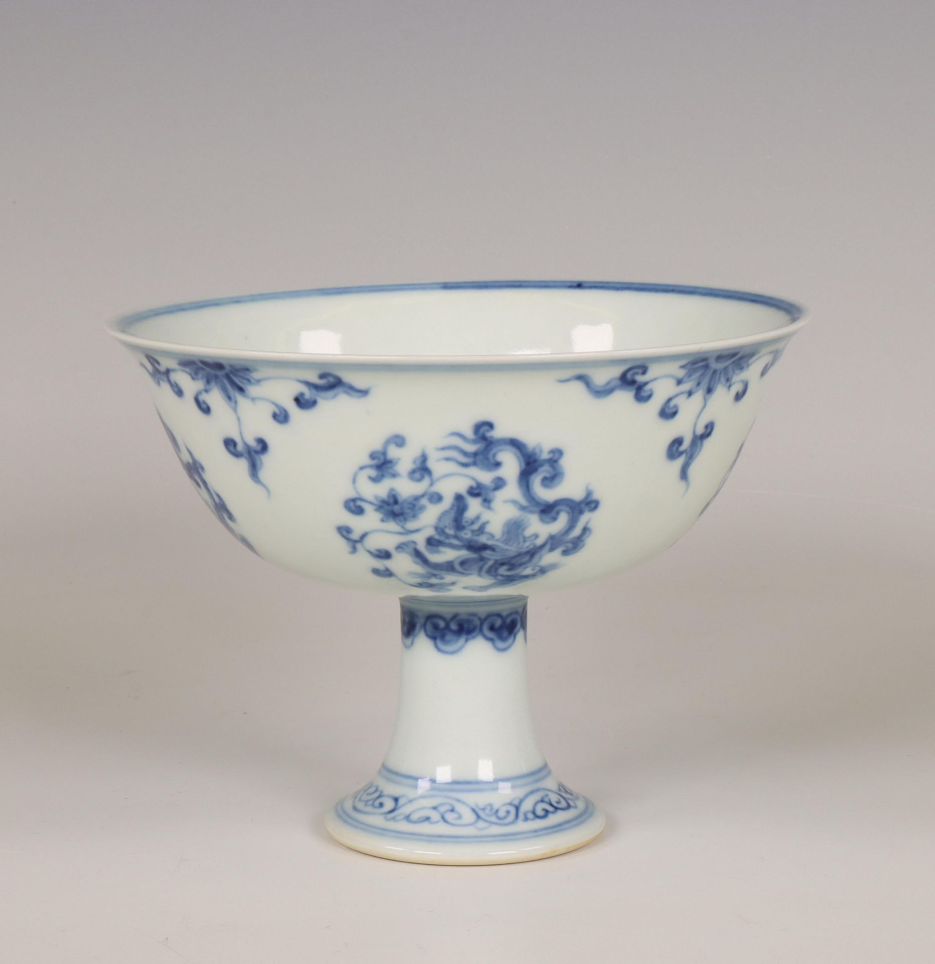 China, a blue and white porcelain 'dragon' stem cup, 19th/ 20th century,