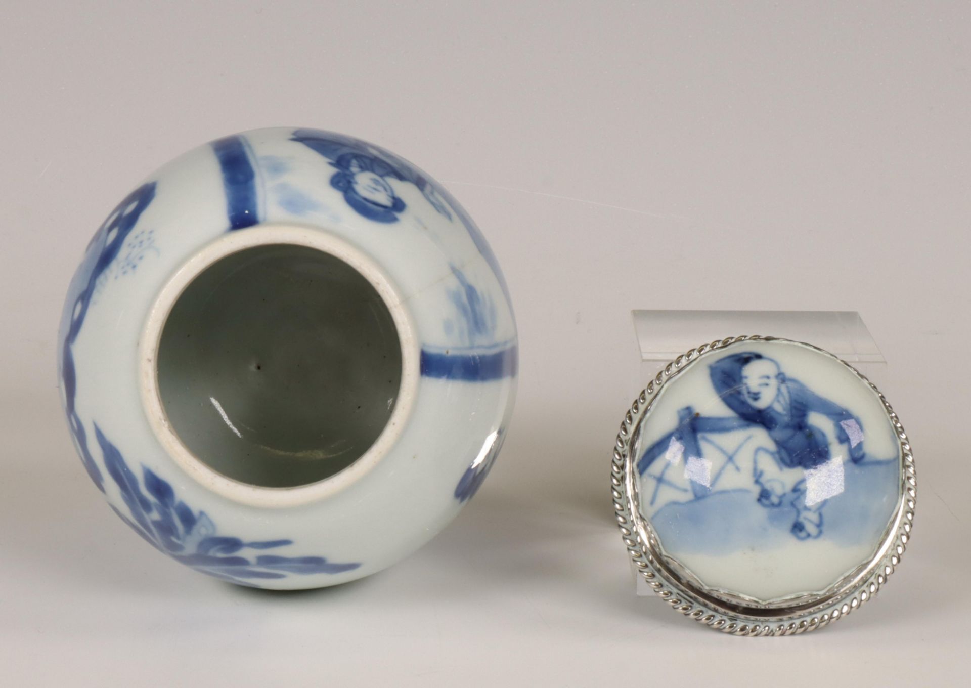 China, a silver-mounted blue and white porcelain oviform jar and cover, Kangxi period (1662-1722), t - Bild 6 aus 8