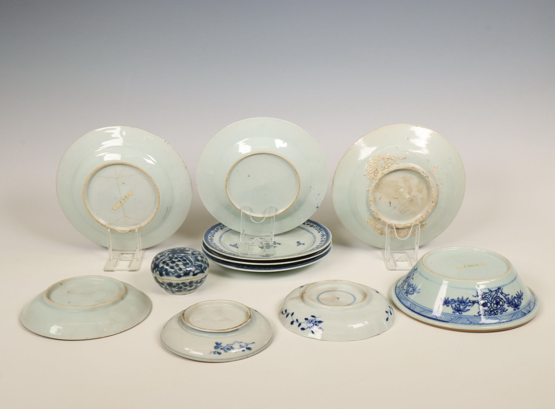 China, a collection of blue and white porcelain, 18th century, - Bild 2 aus 2