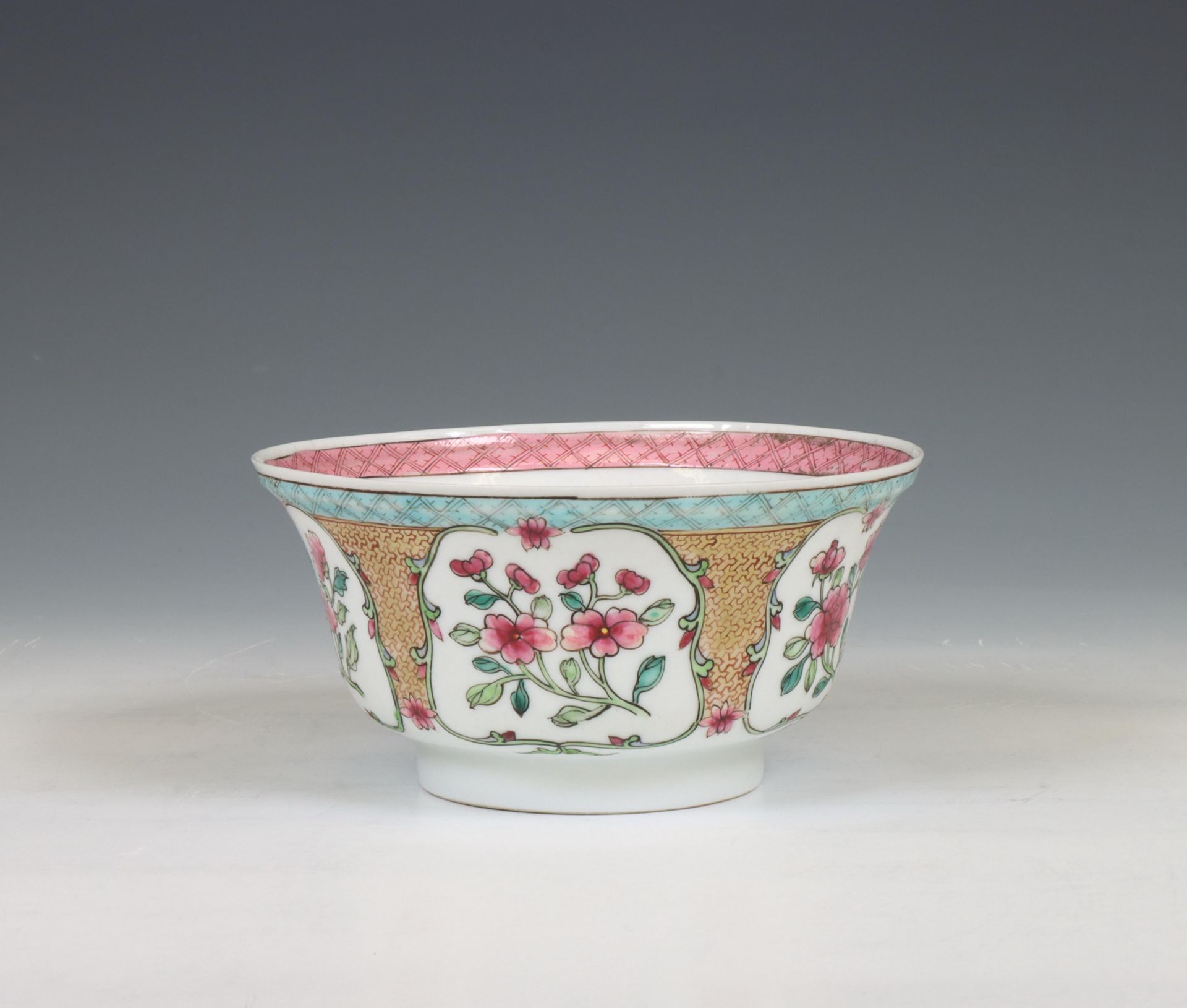 China, famille rose porcelain bowl, late Qing dynasty (1644-1912), - Bild 6 aus 6