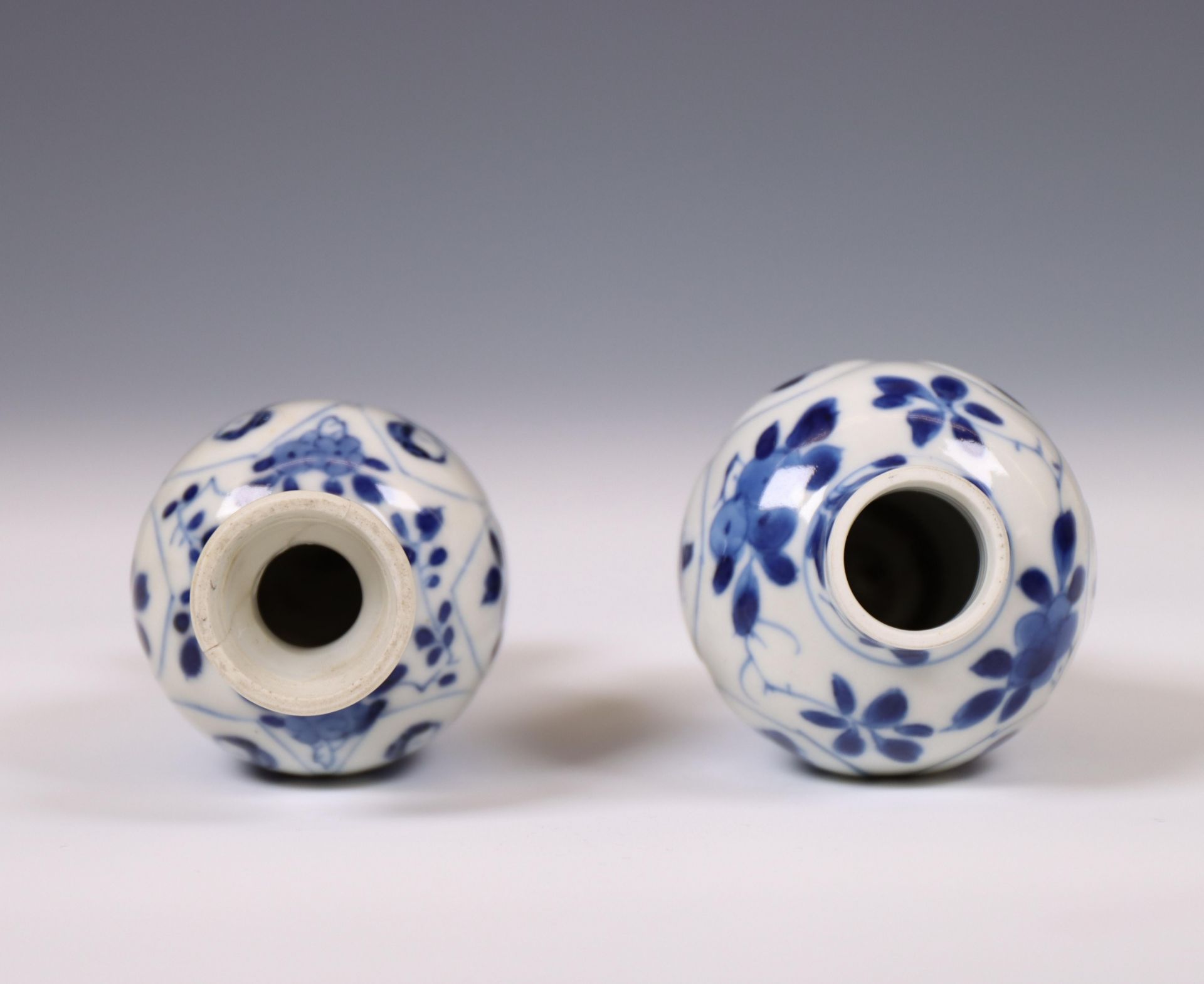 China, two small blue and white vases, Kangxi period (1662-1722), - Bild 3 aus 6