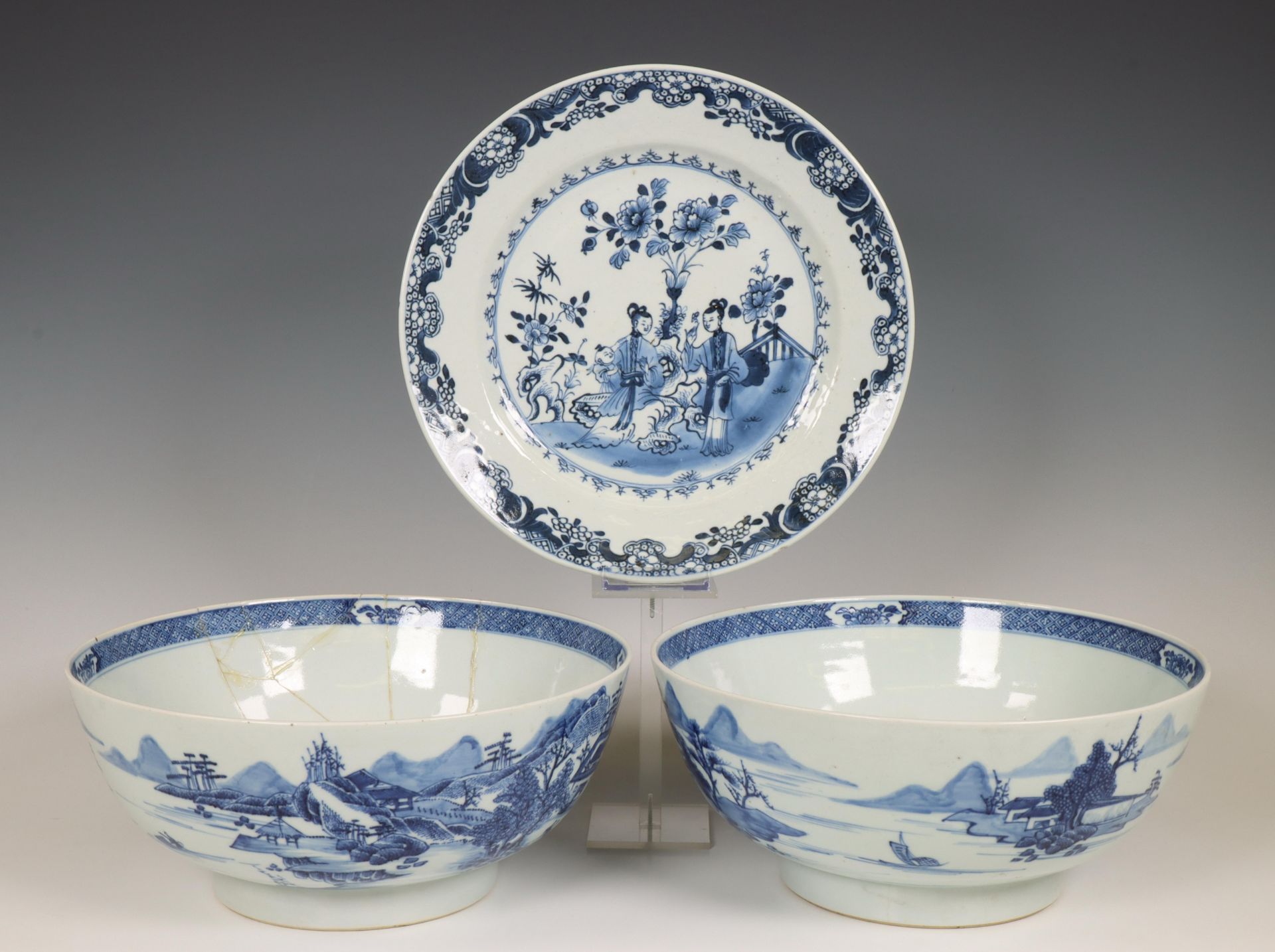 China, a pair of blue and white porcelain bowls and a dish, late 18th century, - Bild 3 aus 5