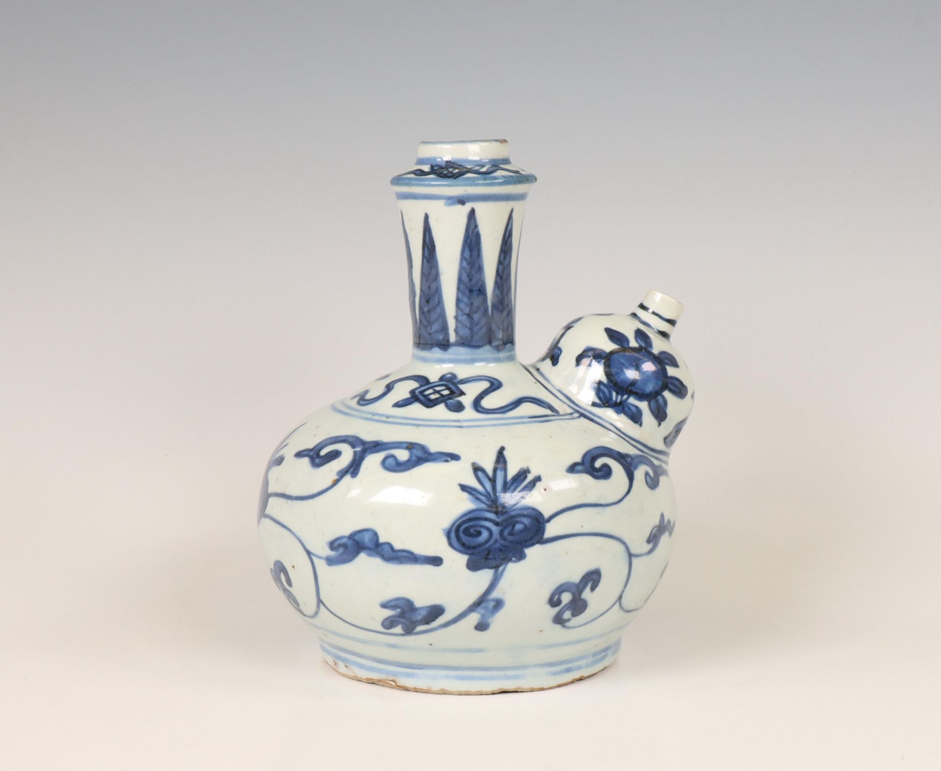 China, blue and white porcelain kendi, late Ming dynasty (1368-1644), - Image 2 of 6