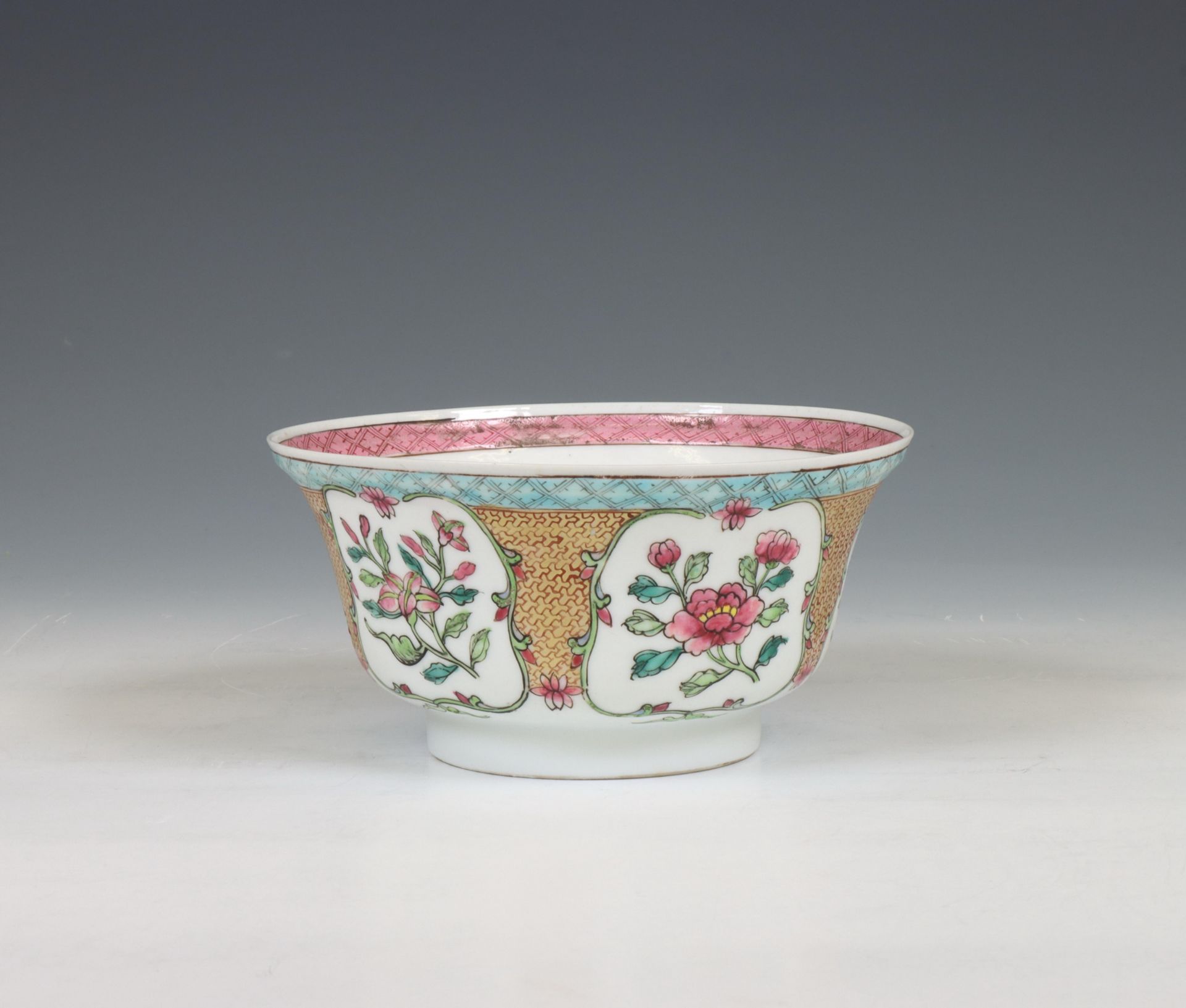China, famille rose porcelain bowl, late Qing dynasty (1644-1912), - Bild 3 aus 6