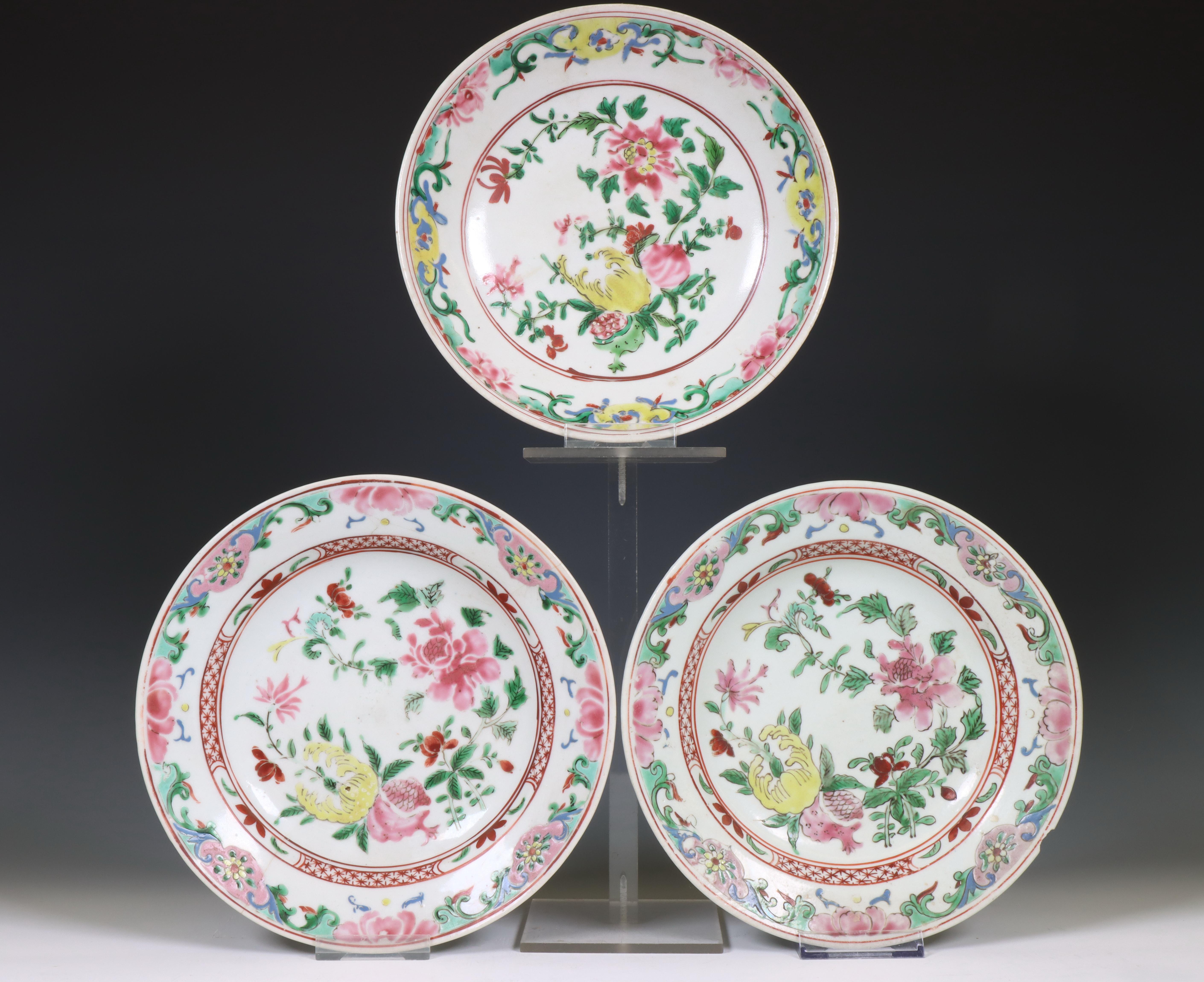 China, a set of three famille rose porcelain 'finger citron and pomegranate' plates, ca. 1900,