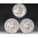 China, a set of three famille rose porcelain 'finger citron and pomegranate' plates, ca. 1900,