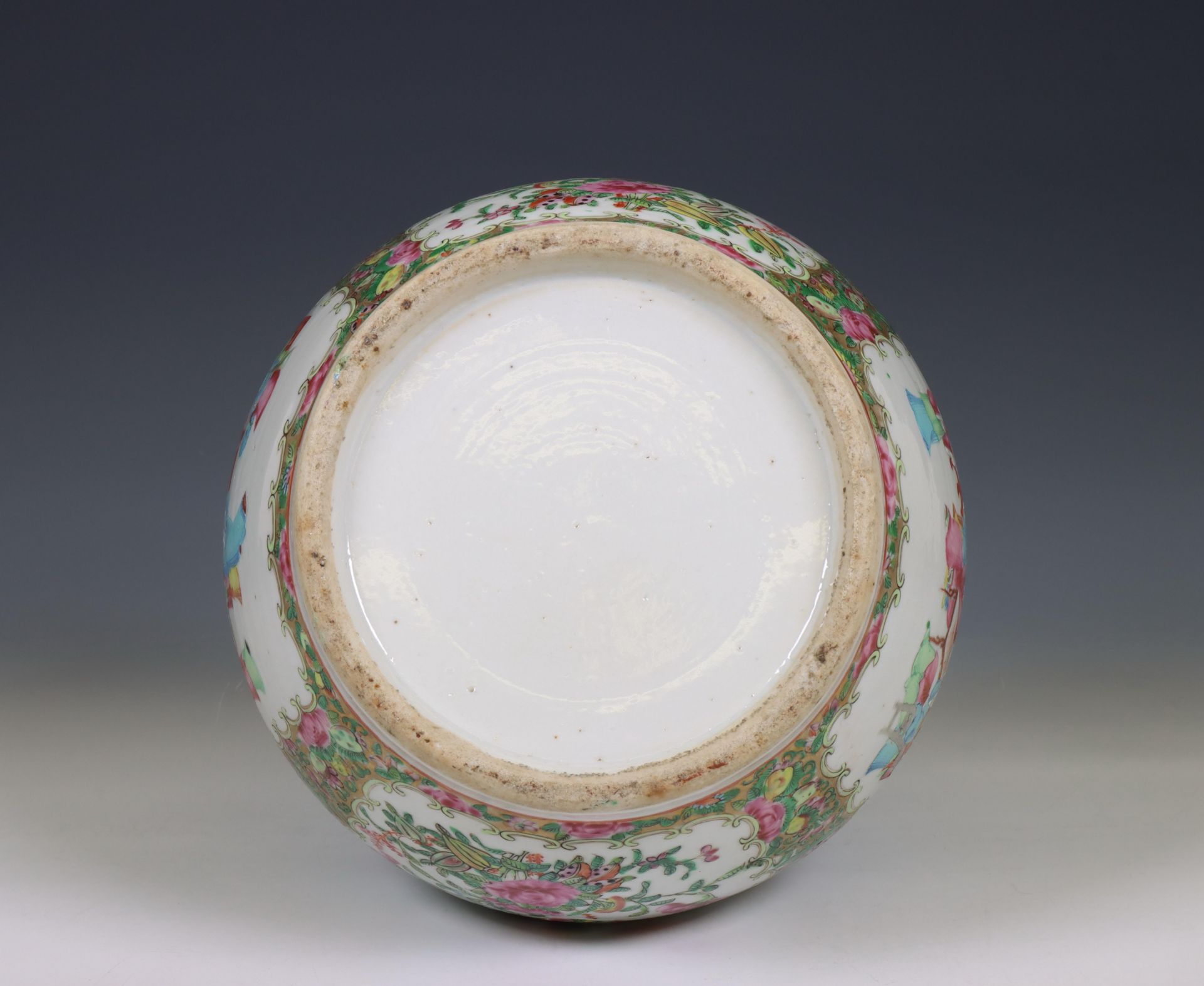 China, a Canton famille rose porcelain bottle vase, ca. 1900, - Bild 5 aus 6