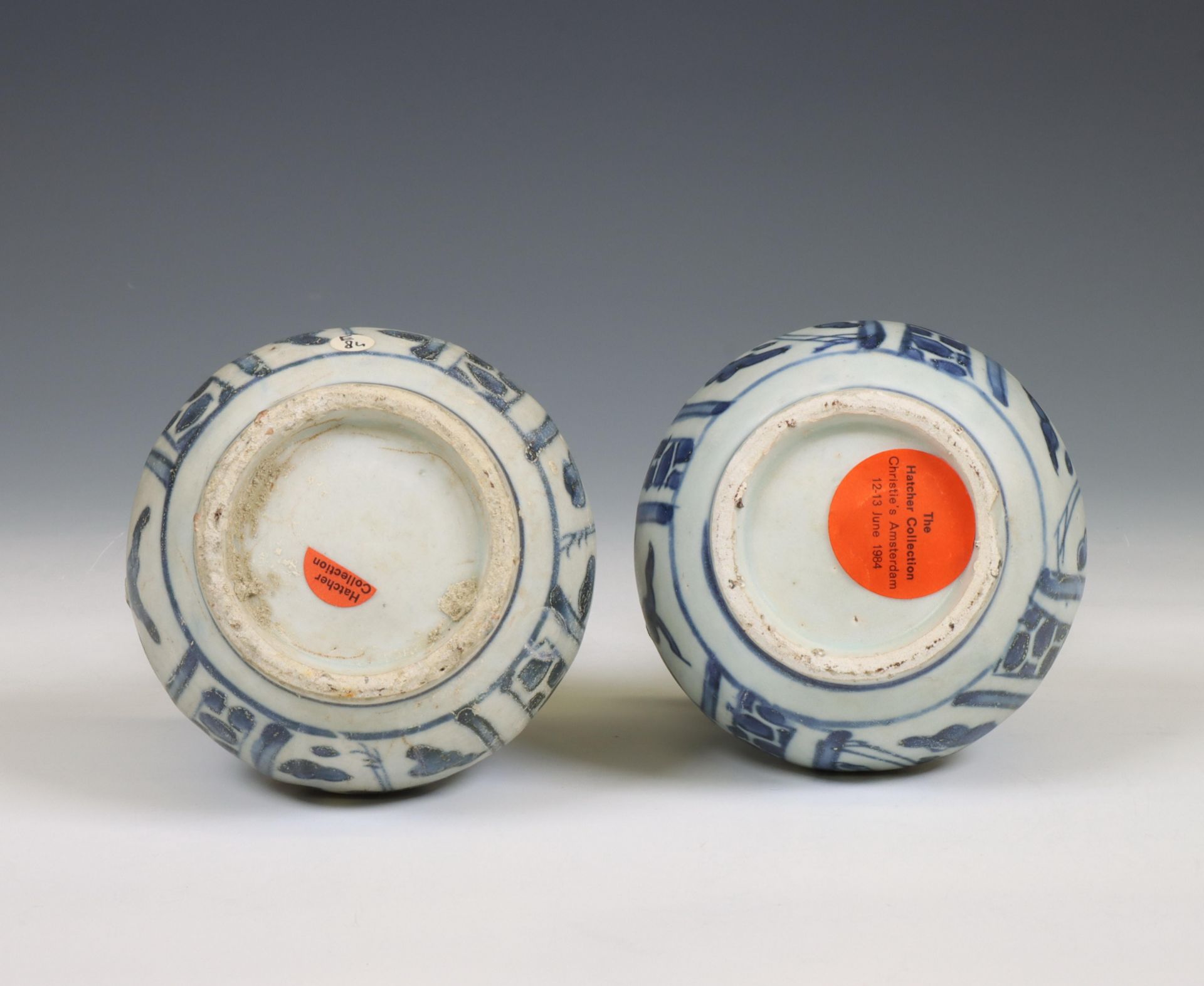 China, two blue and white porcelain 'Hatcher Cargo' kendi's, circa 1640, - Bild 5 aus 6