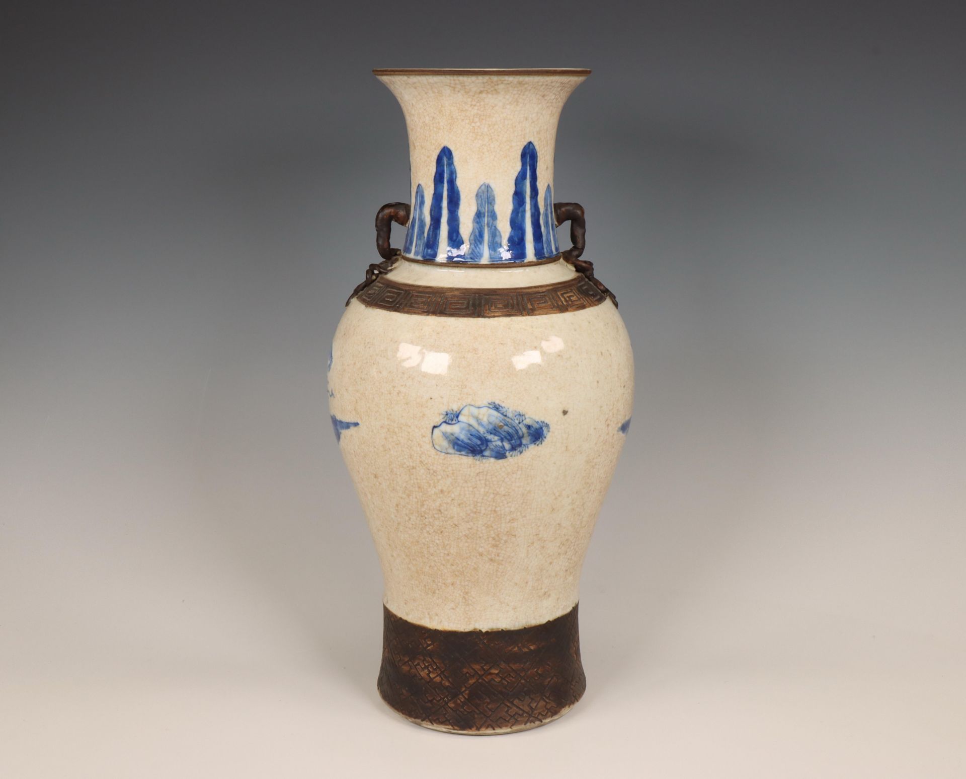 China, a crackled blue and white porcelain vase, ca. 1900, - Bild 3 aus 3