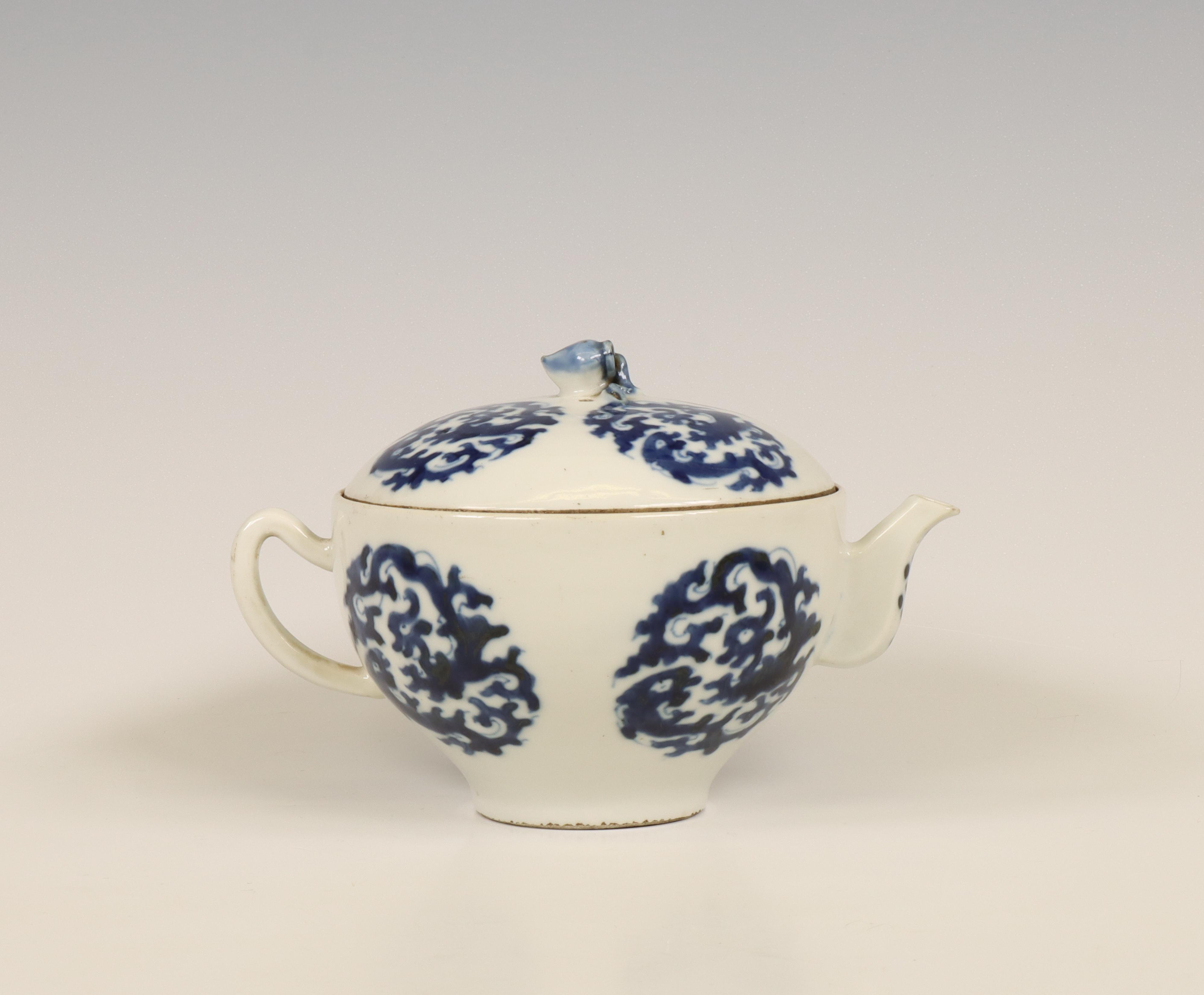 China, a blue and white porcelain 'chilong' teapot and cover, late Qing dynasty (1644-1912), - Image 3 of 9