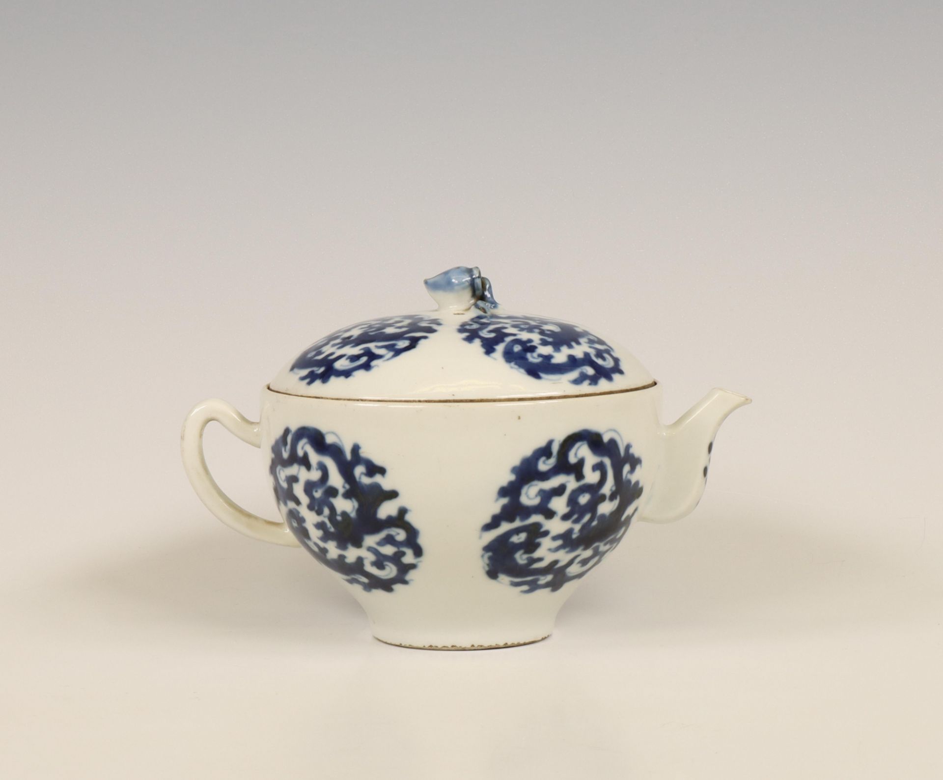 China, a blue and white porcelain 'chilong' teapot and cover, late Qing dynasty (1644-1912), - Bild 3 aus 9