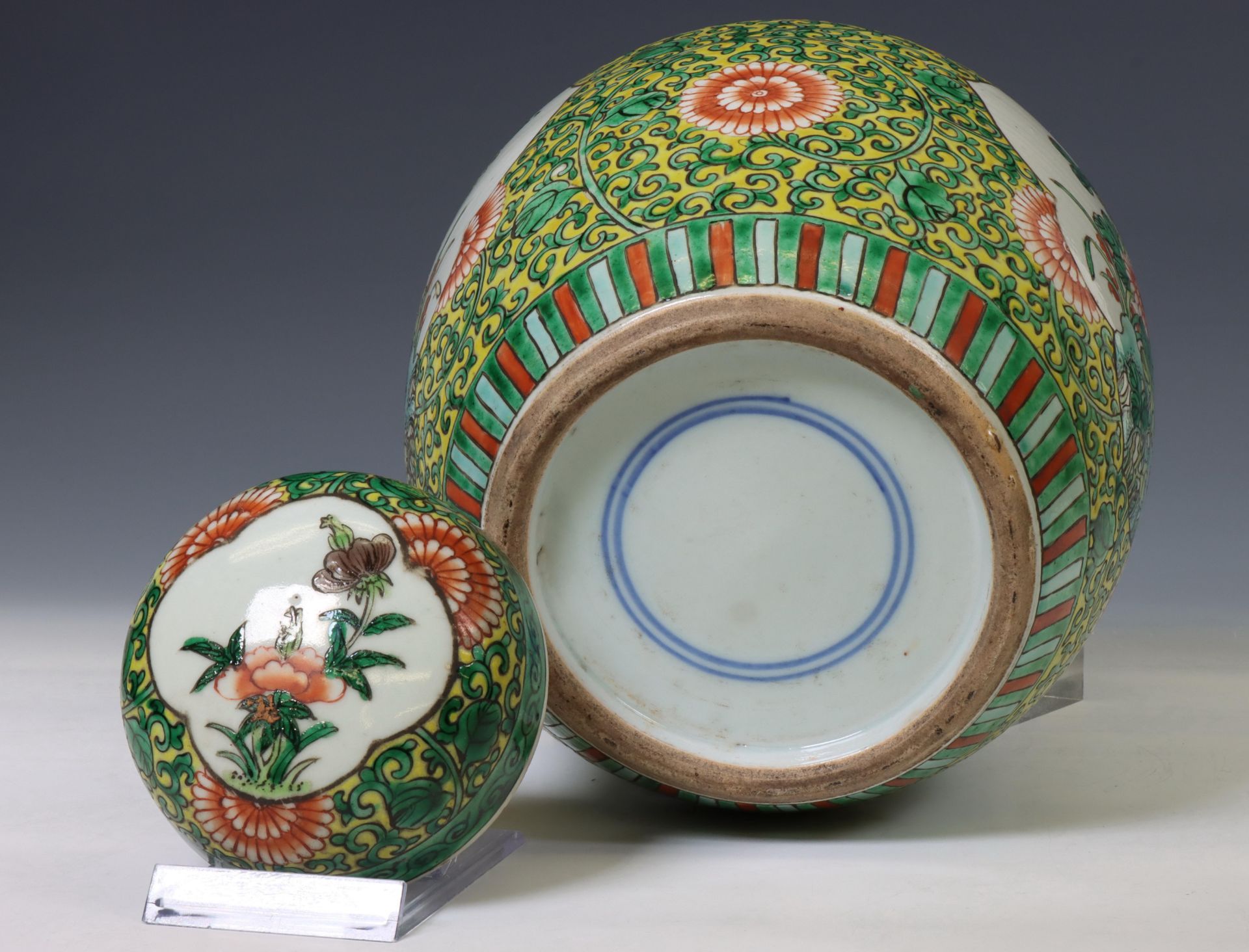 China, a famille verte porcelain ginger jar and cover, ca. 1900, - Bild 2 aus 3