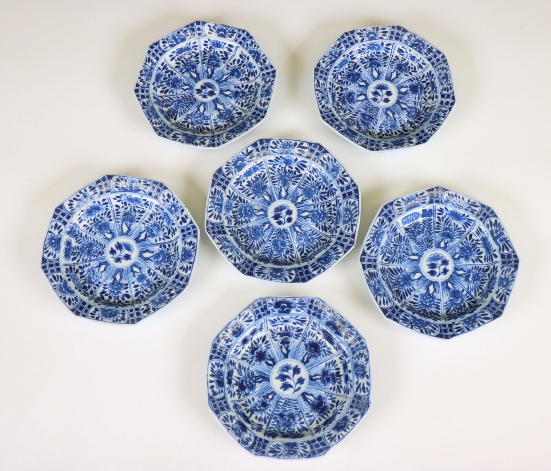 China, a set of seven blue and white porcelain cups and six saucers, Kangxi period (1662-1722), - Bild 5 aus 5