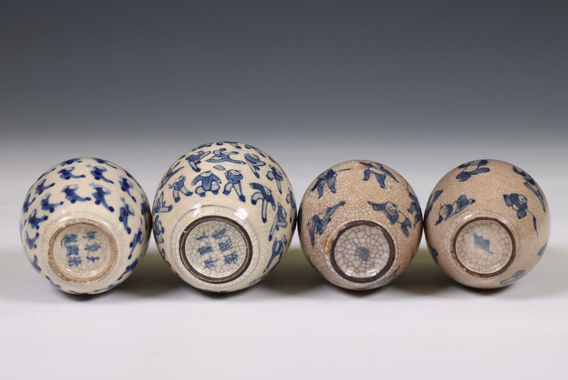 China, four soft paste blue and white 'one hundred boys' jarlets and covers, 19th century, - Bild 4 aus 5