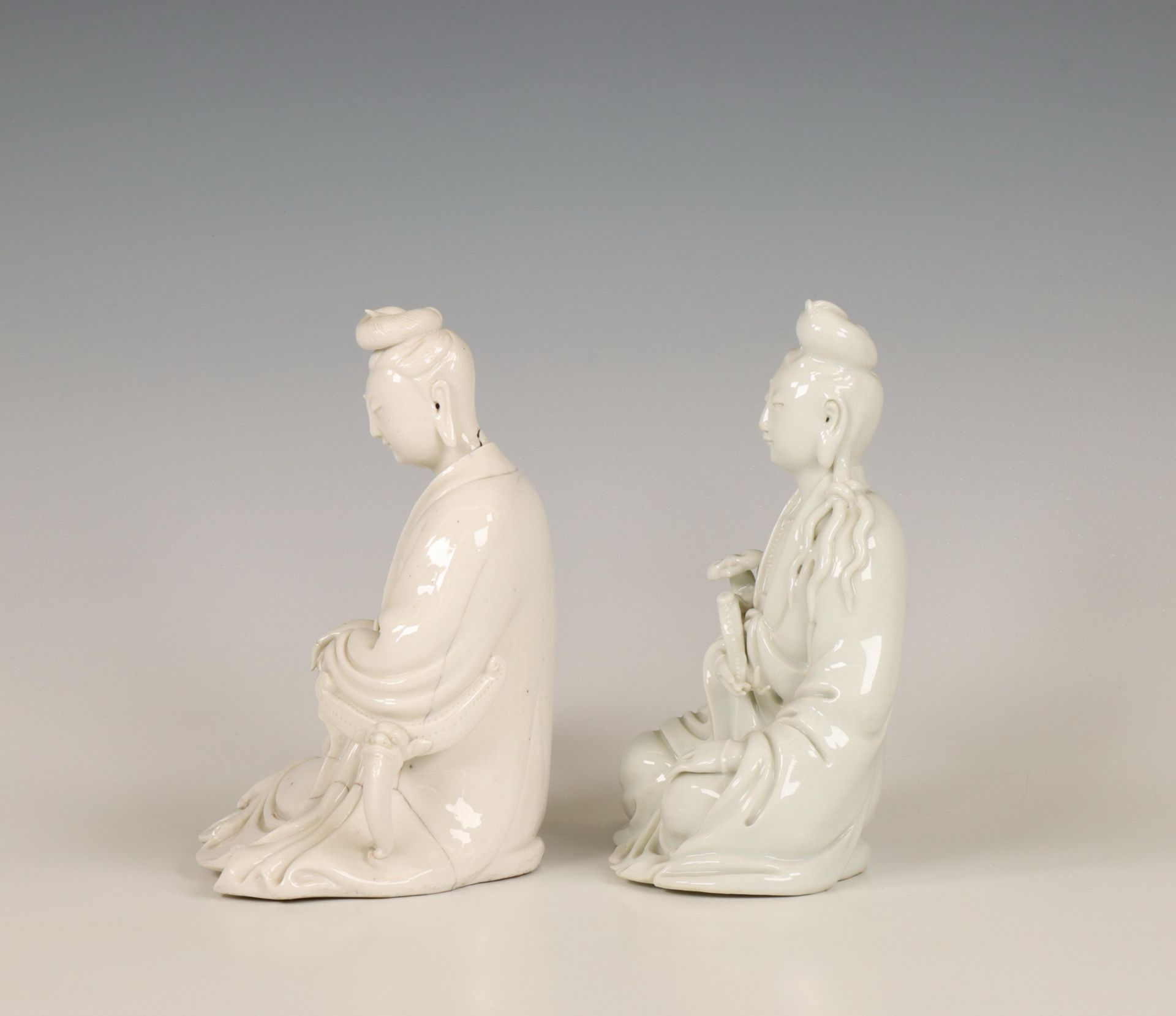 China, two Dehua porcelain models of a seated Guanyin, 20th century, - Bild 6 aus 6